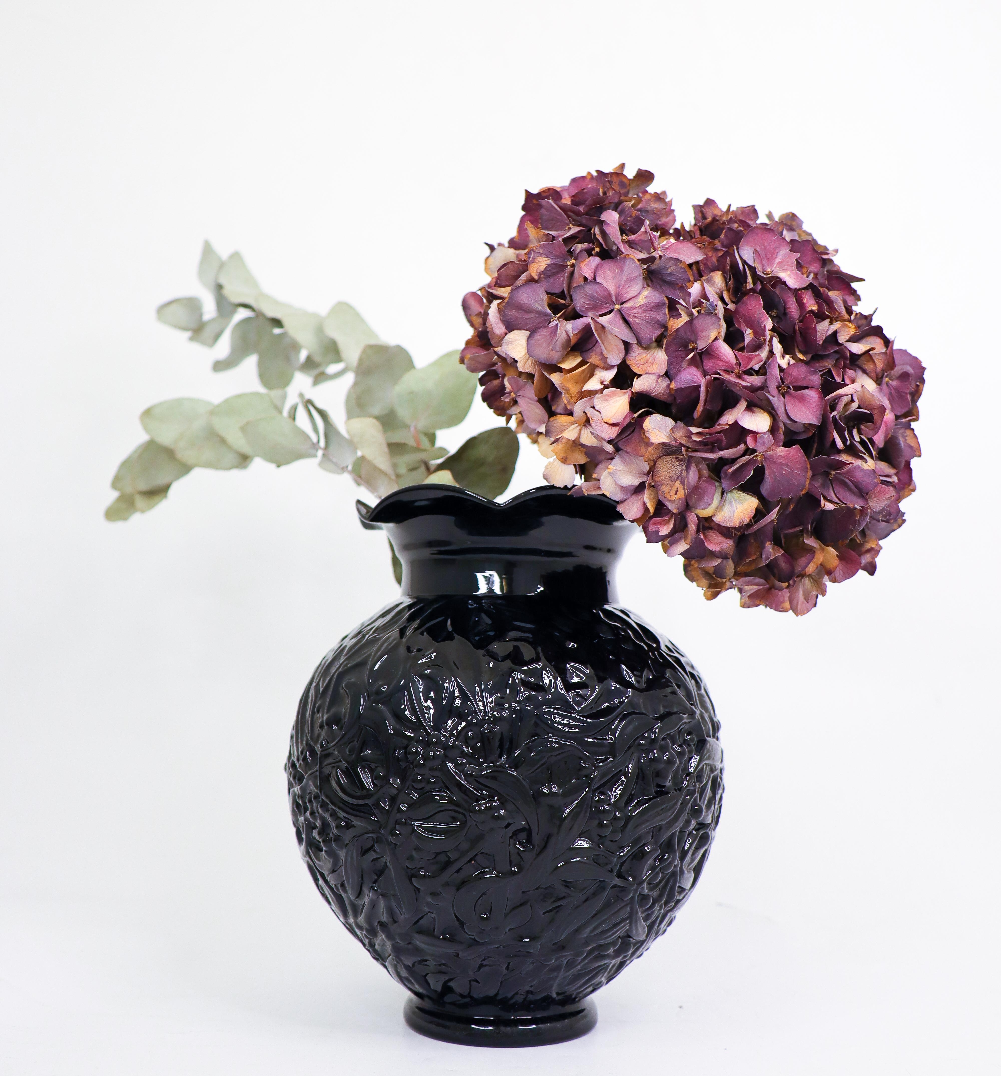 Black Glass Vase - Edvin Ollers - Elme Glassworks, Sweden 1930s In Excellent Condition For Sale In Stockholm, SE
