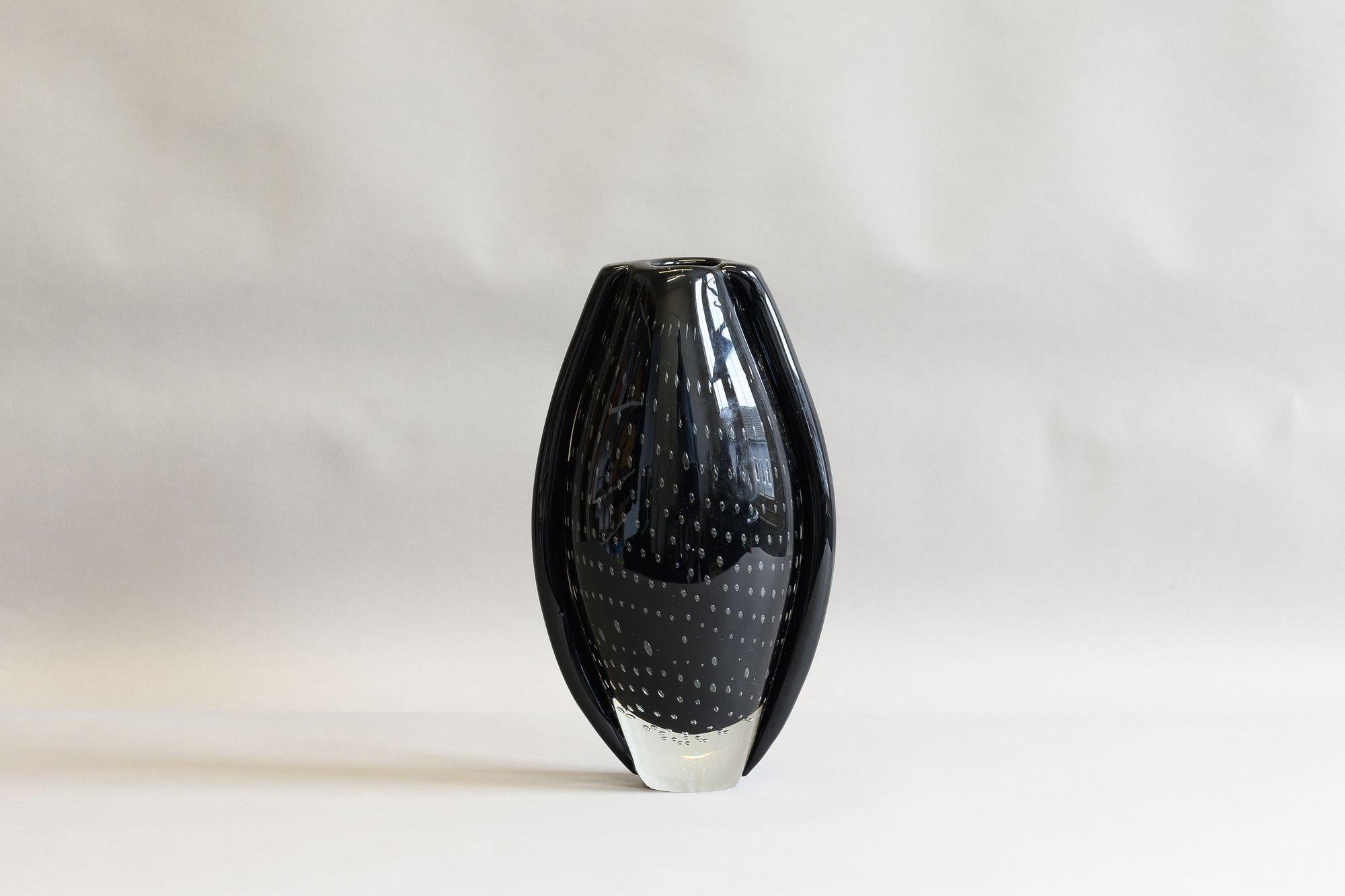 Jarrón de cristal negro Sueco en venta