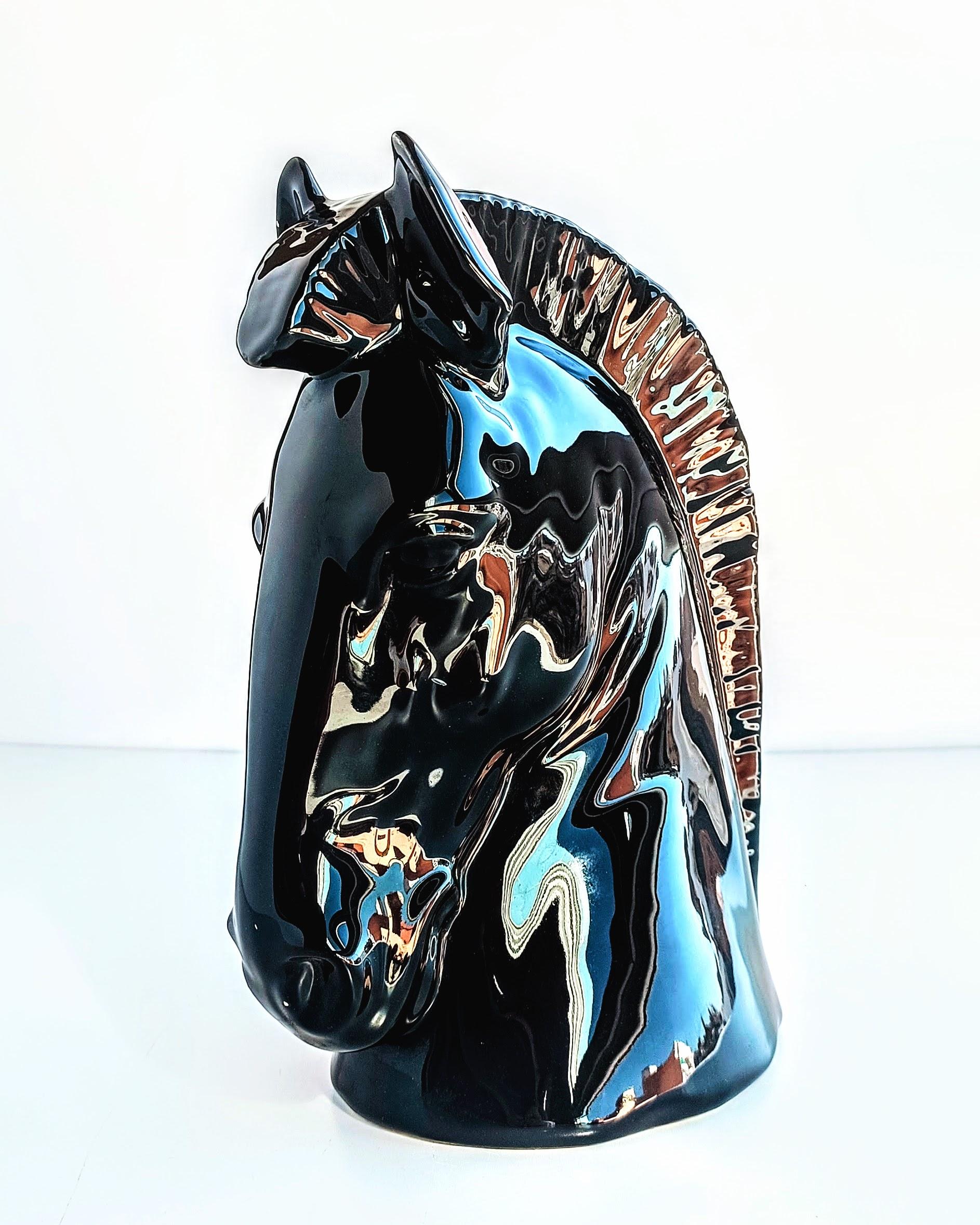 Superbe sculpture de tête de cheval en céramique émaillée noire, produite à la main dans l'atelier de Townes, dans la ville de Valence, en Espagne. 

Mesures :

Hauteur 23cm/ 9in
Largeur 17cm/ 6.7in
Poids 825gr.

Les céramiques de Manises jouissent