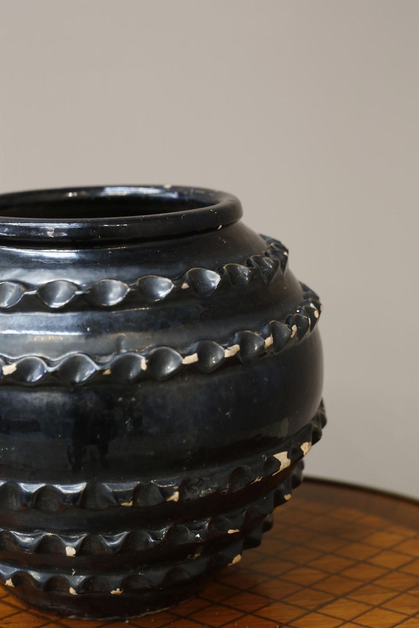 Il s'agit d'un très beau pot à glaçure noire de Biot datant du 20e siècle.
Il est en très bon état, avec une légère usure de la glaçure.
Pas d'éclats ni de fissures.
La texture et les détails sont superbes.