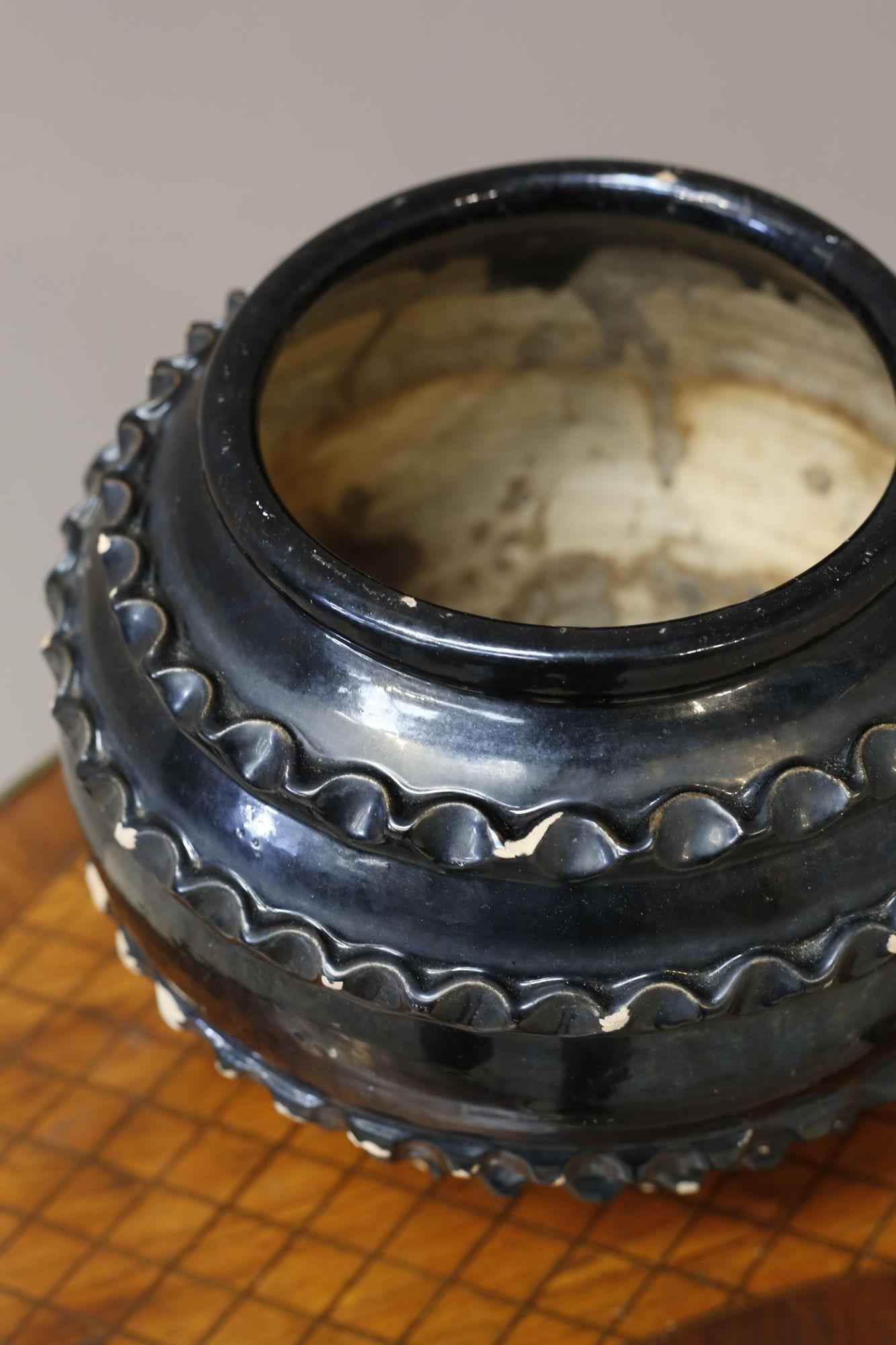 Vaso Biot del XX secolo smaltato di nero In condizioni buone in vendita a Malton, GB