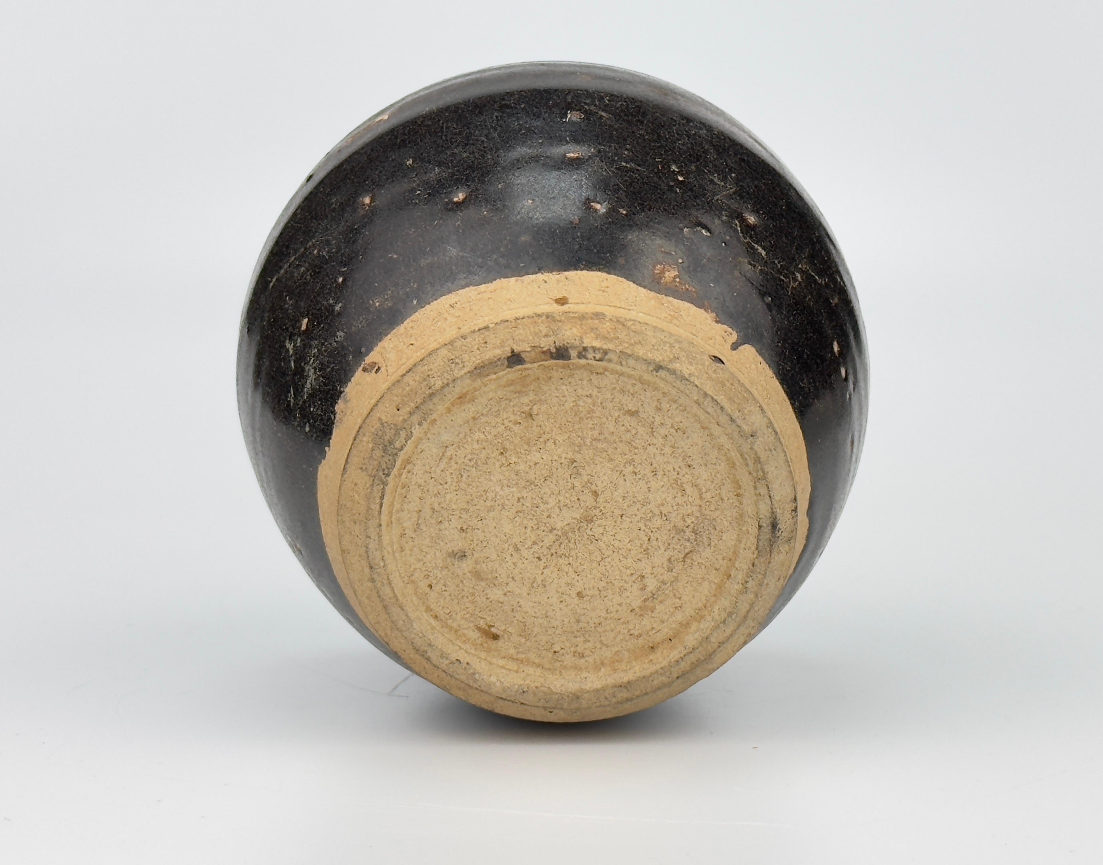 bouteille émaillée noire de la fin de l'ère Ming (16-17e siècles) en vente 3