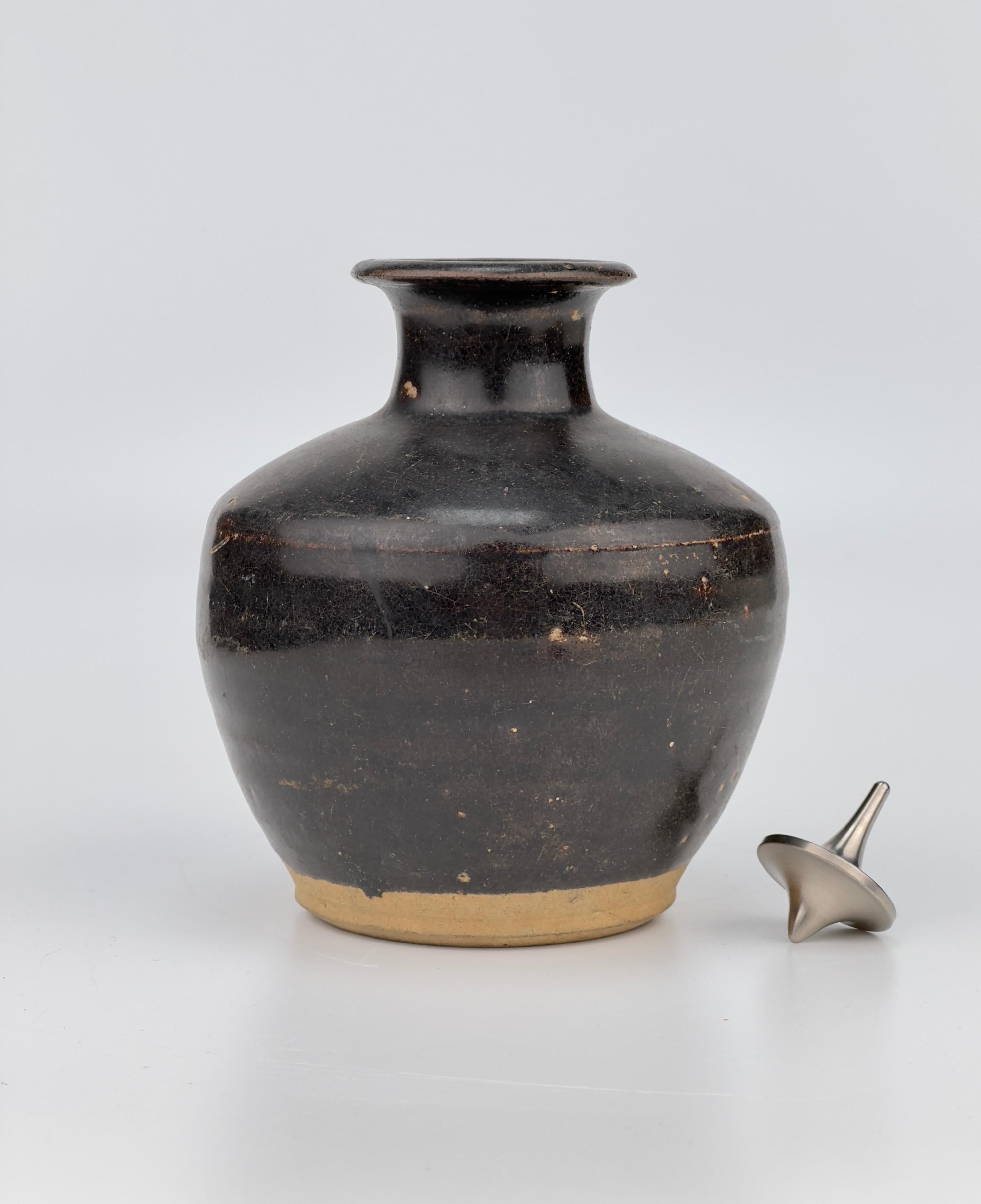 bouteille émaillée noire de la fin de l'ère Ming (16-17e siècles) en vente 4