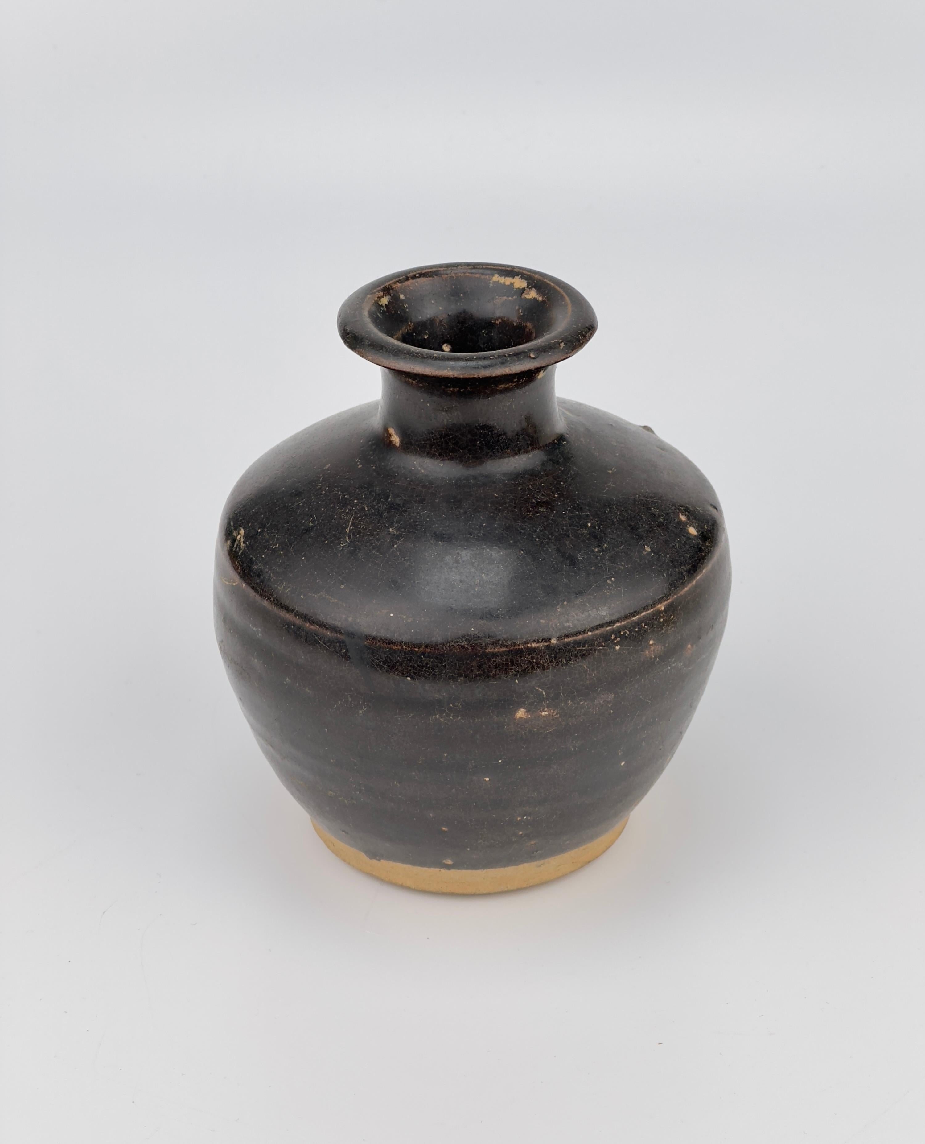 Chinois bouteille émaillée noire de la fin de l'ère Ming (16-17e siècles) en vente