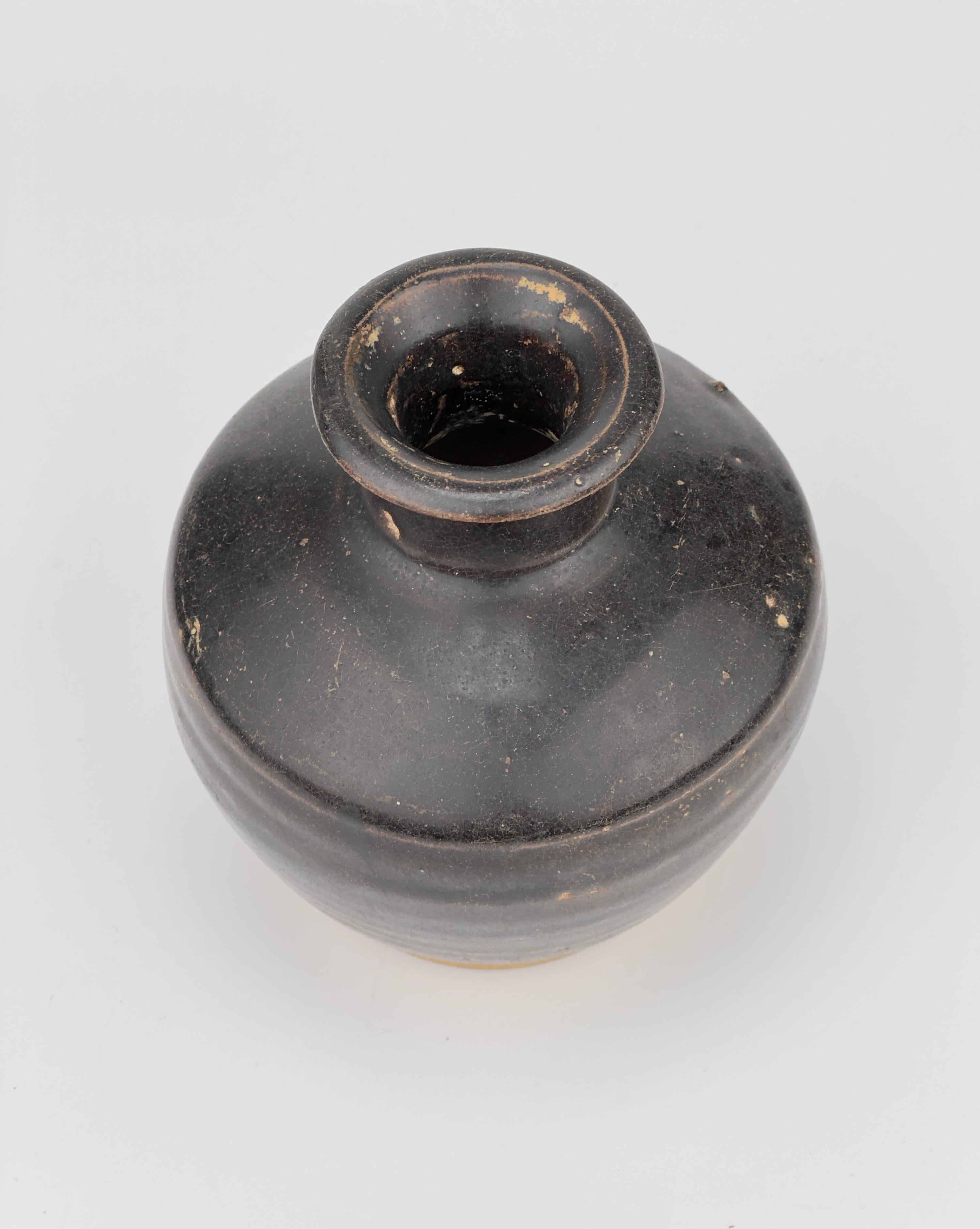 Vernissé bouteille émaillée noire de la fin de l'ère Ming (16-17e siècles) en vente