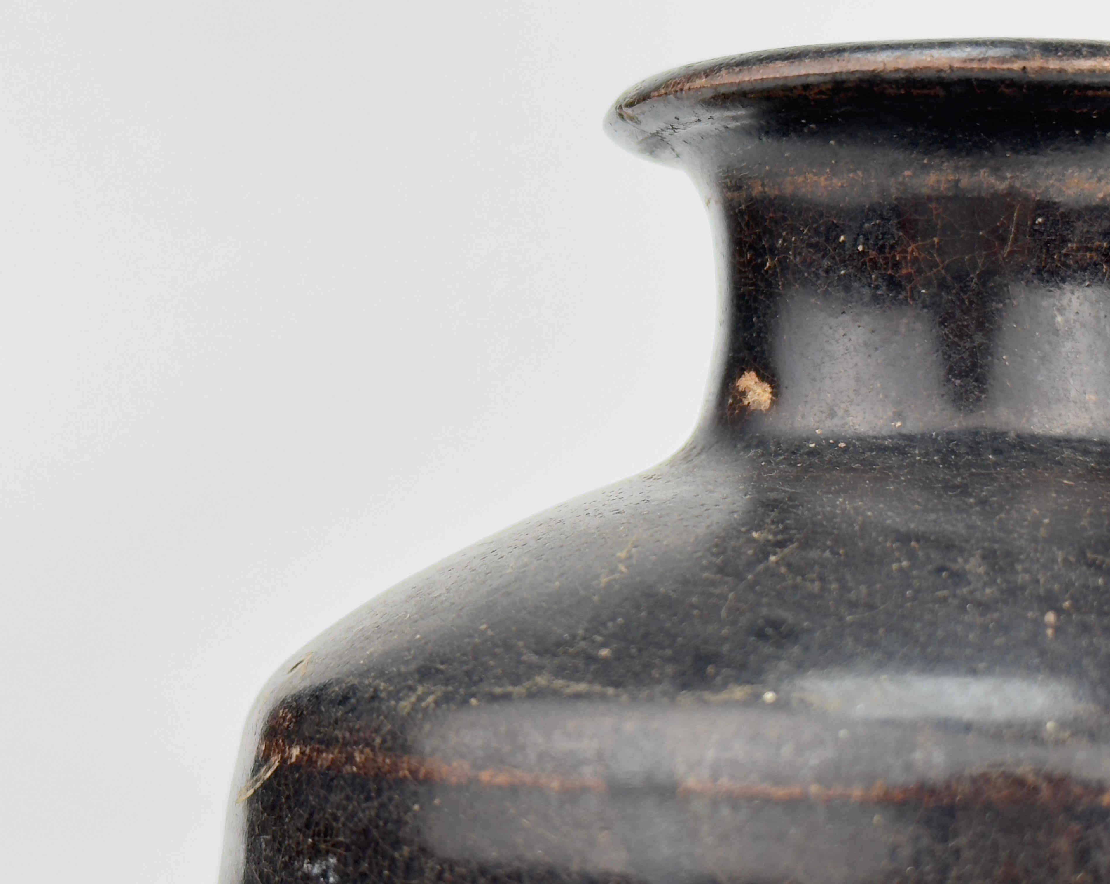 Black glazed bottle, Late Ming Era(16-17th century) In Good Condition For Sale In seoul, KR