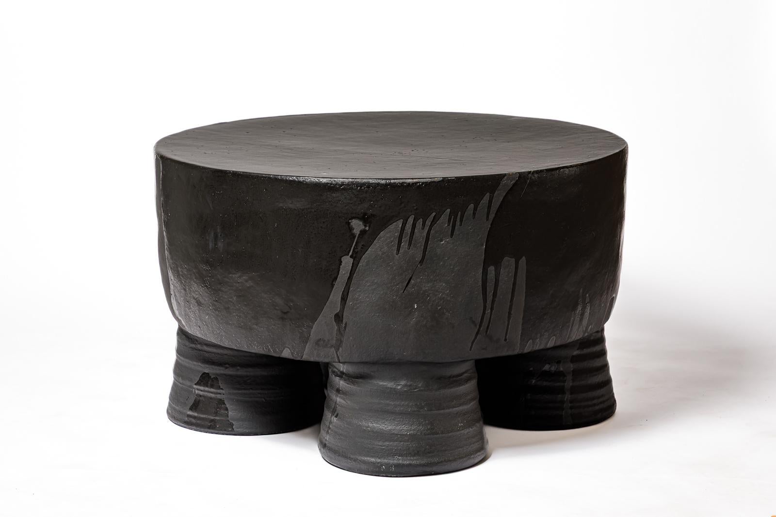 Beaux-Arts Tavolino in ceramica smaltata nera, opaca e lucida di Mia Jensen, 2025. in vendita