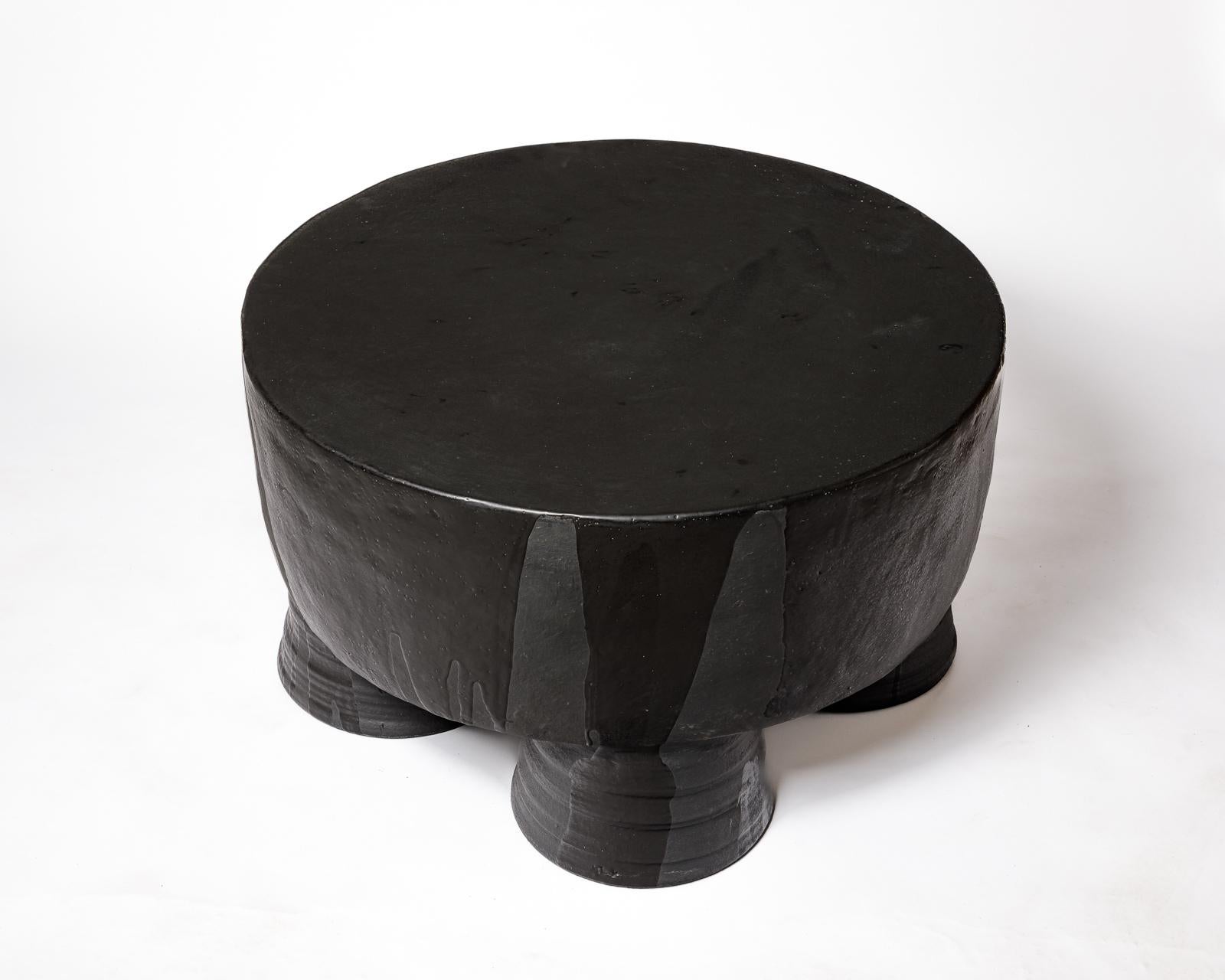 Tavolino in ceramica smaltata nera, opaca e lucida di Mia Jensen, 2025. In condizioni Nuovo in vendita a Saint-Ouen, FR