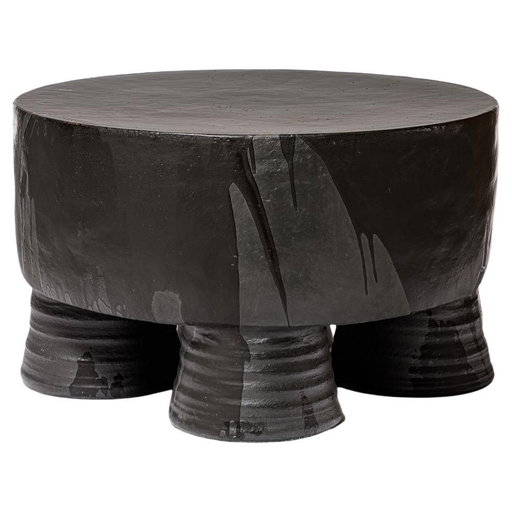 Mesa de centro de cerámica esmaltada negra, mate y brillante de Mia Jensen, 2025.
