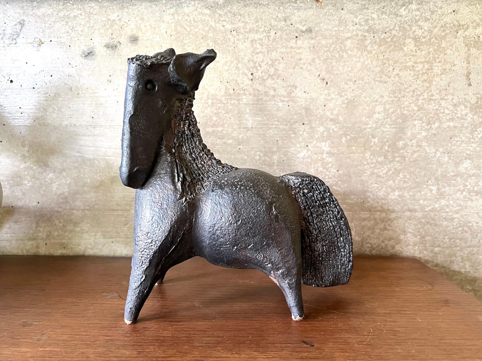 Stile provenzale Black glazed ceramic horse sculpture signed Pouchain – Circa 1960 in vendita