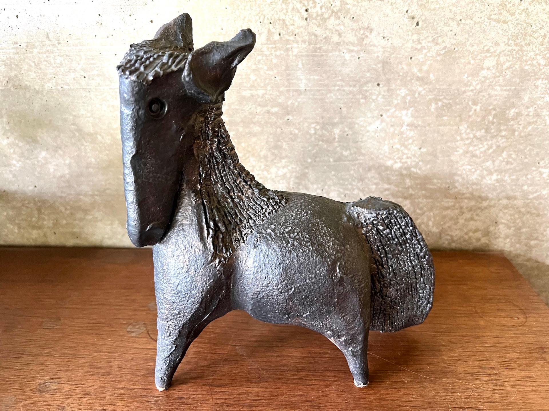 Black glazed ceramic horse sculpture signed Pouchain – Circa 1960 In condizioni buone in vendita a LYON, FR