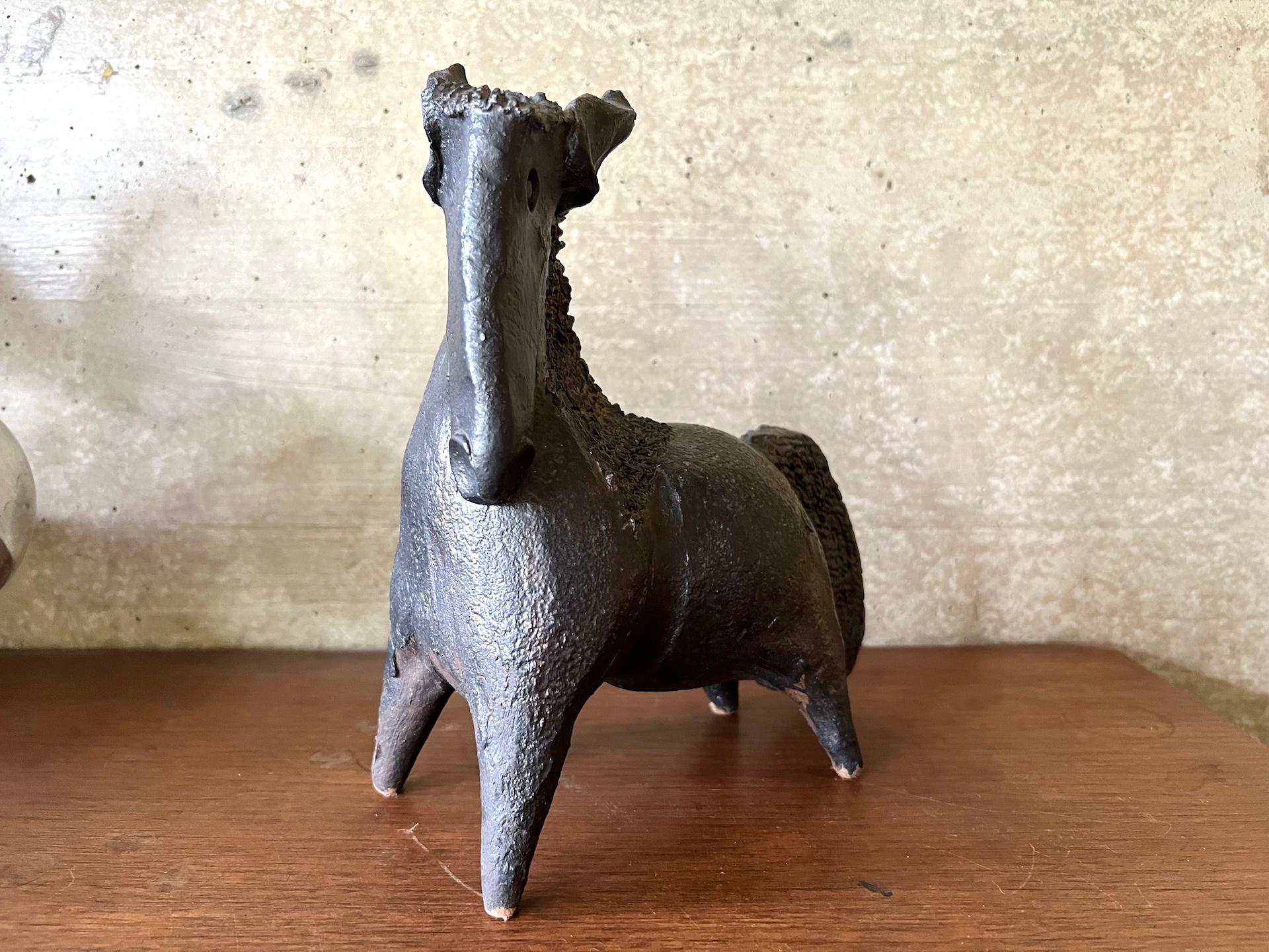 Metà XX secolo Black glazed ceramic horse sculpture signed Pouchain – Circa 1960 in vendita