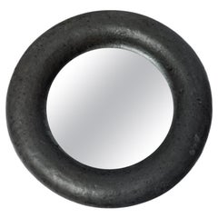 Schwarz glasierter Keramikspiegel von Mia Jensen, 2025.