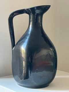 Pichet en céramique émaillée noire des potiers d'Accolay, vers 1950