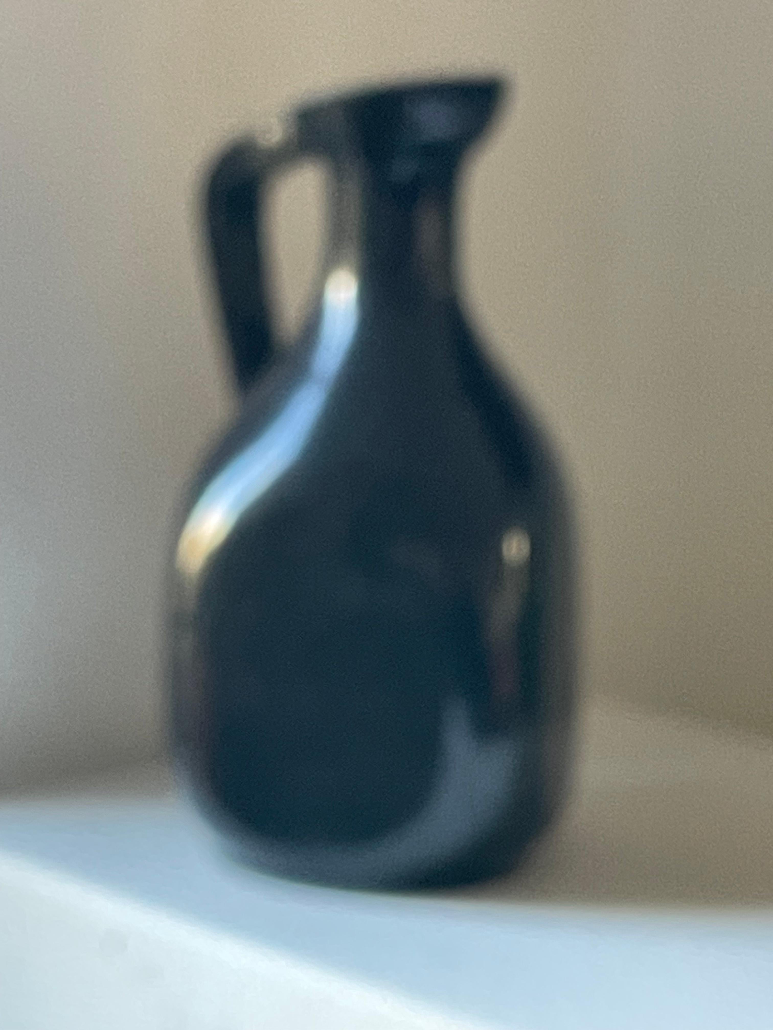 Black glazed ceramic pitcher by Accolay potters, circa 1950 In Excellent Condition For Sale In PARIS, FR