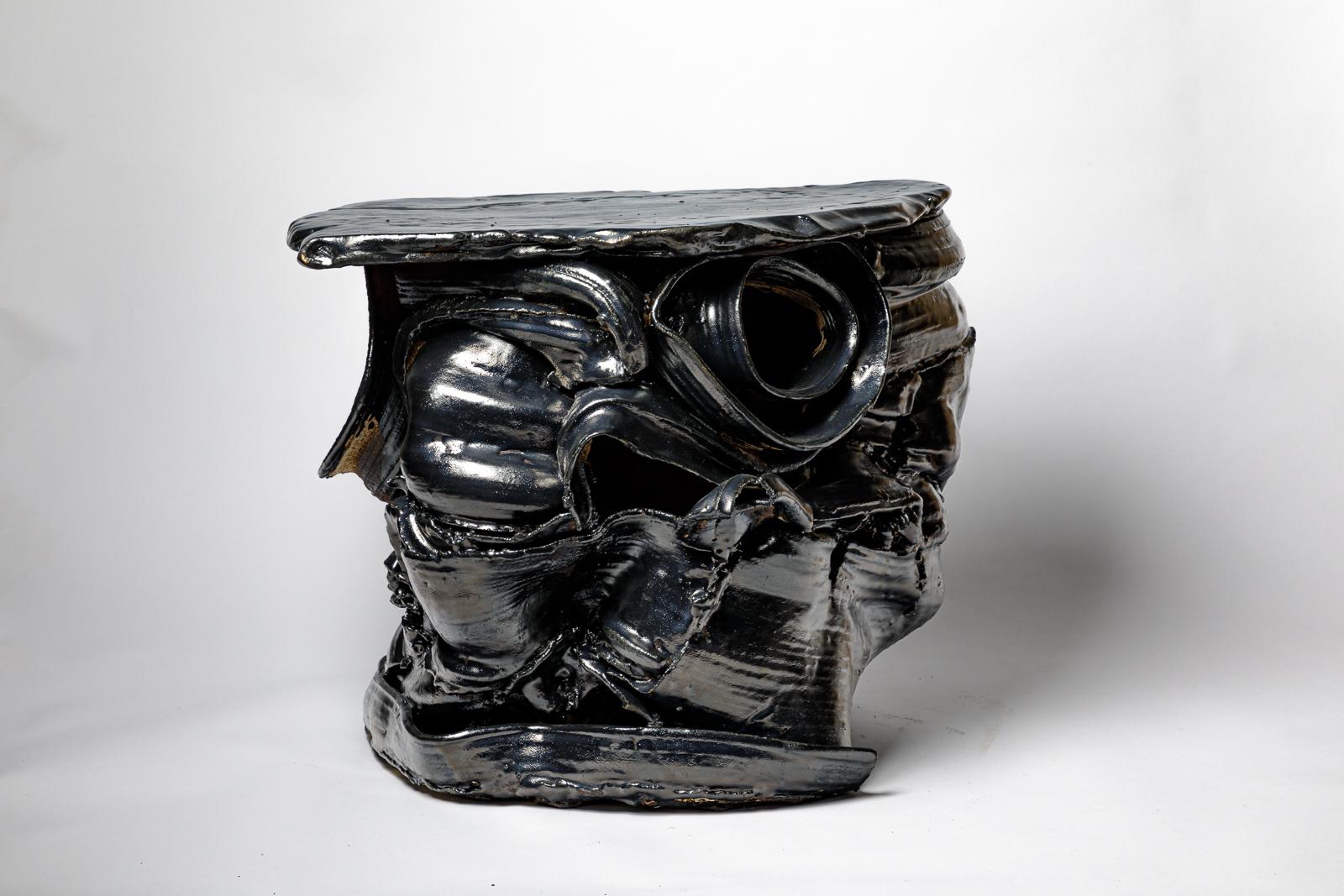 Schwarz glasierter Keramiktisch von Patrick Crulis. 2024. Einzigartiges Stück.
H: 16,1 x 22,4 x 17,3 Zoll.
Ungefähre Größen.