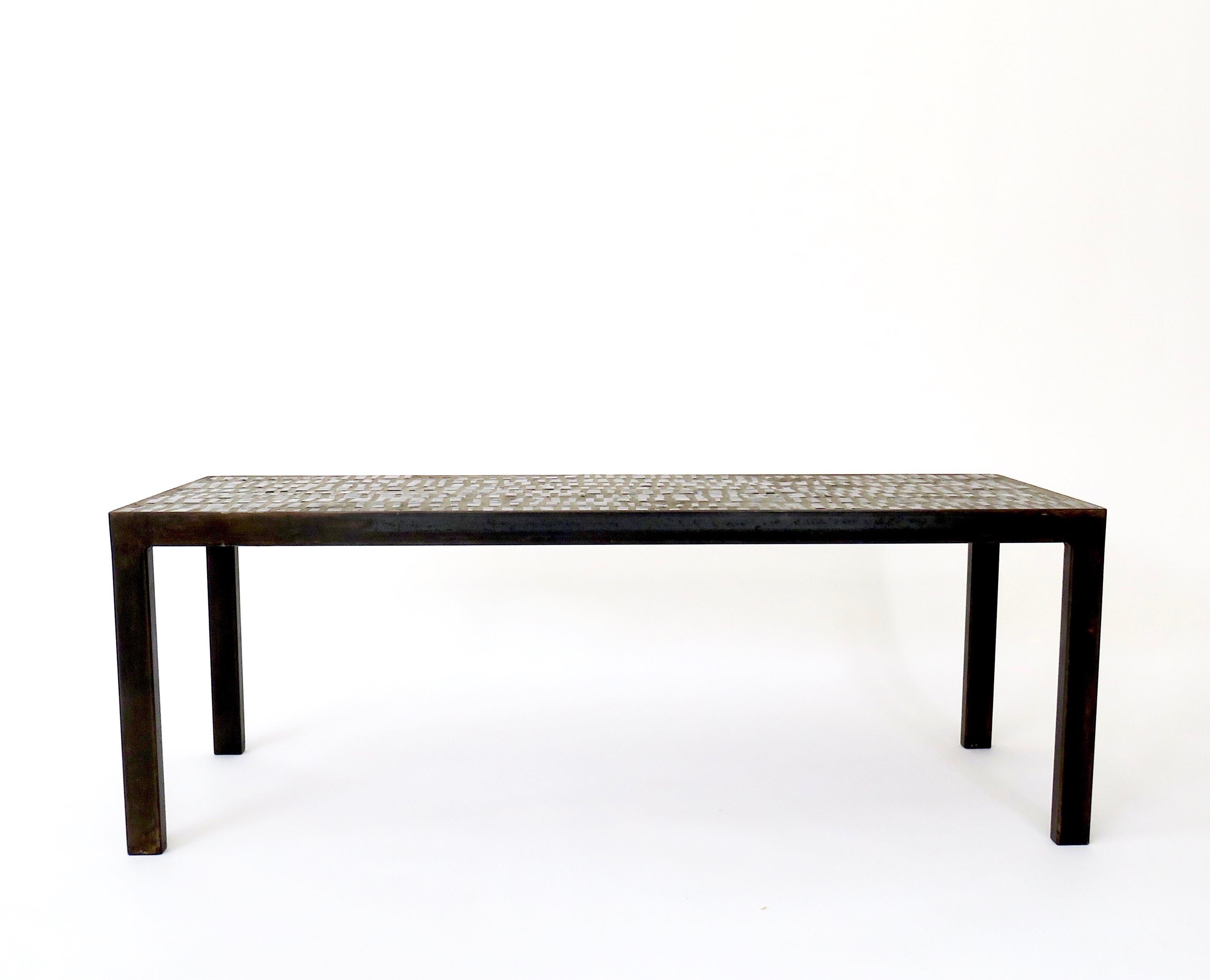 Table basse rectangulaire française en céramique noire encastrée dans du ciment gris dans une base à cadre en fer noir patiné. 
Petite table basse rectangulaire en céramique émaillée noire incrustée dans du ciment gris sur une base en fer patiné