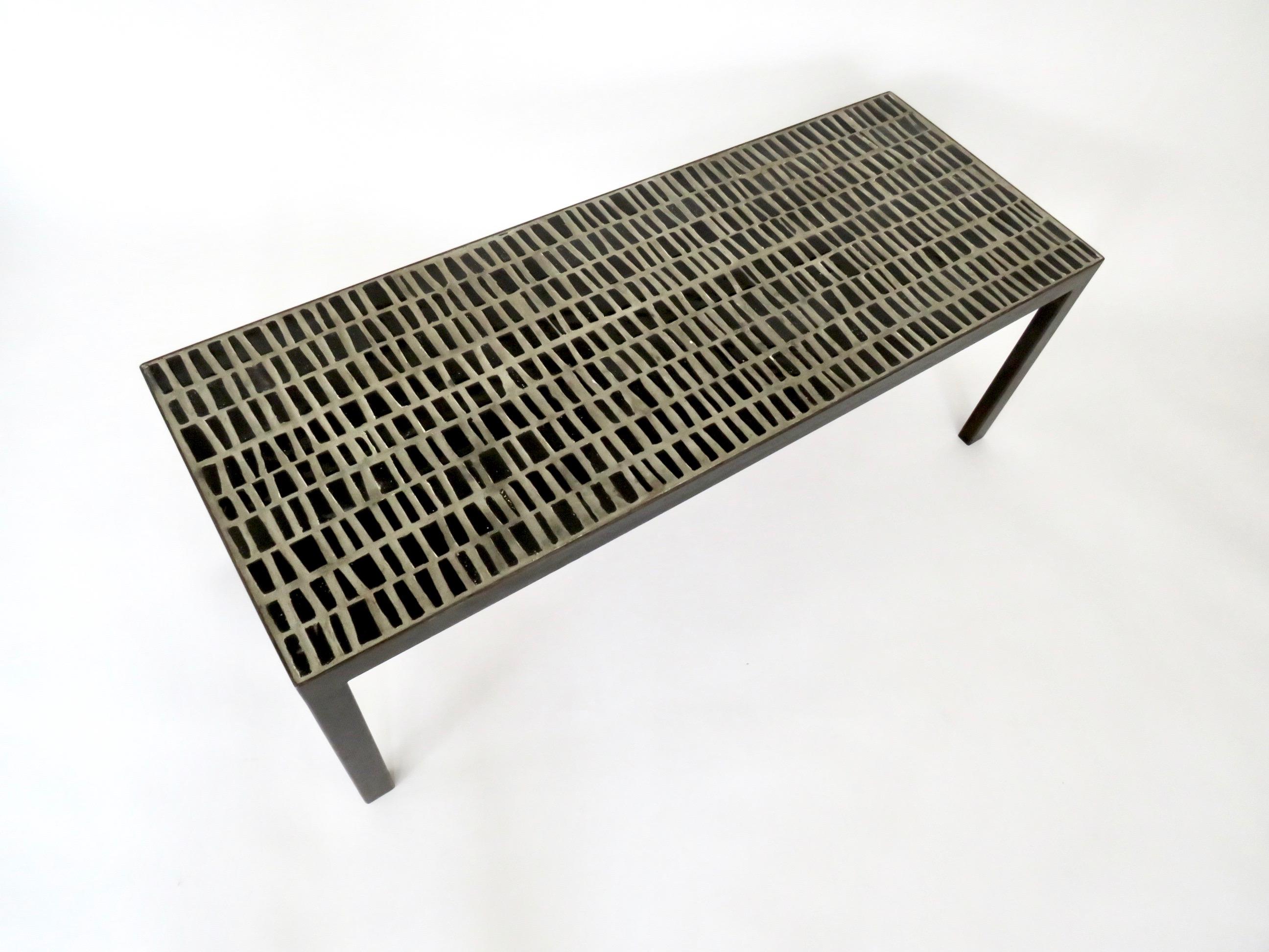 Mid-Century Modern Table basse de style Georges Jouve en marqueterie de céramique émaillée noire