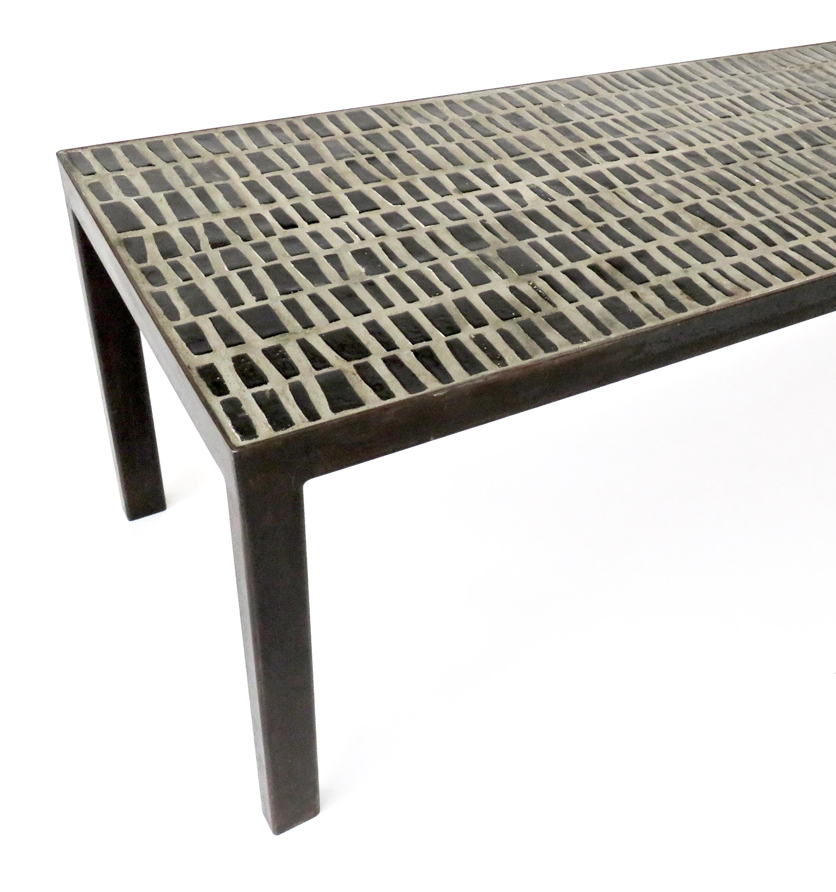 Français Table basse de style Georges Jouve en marqueterie de céramique émaillée noire