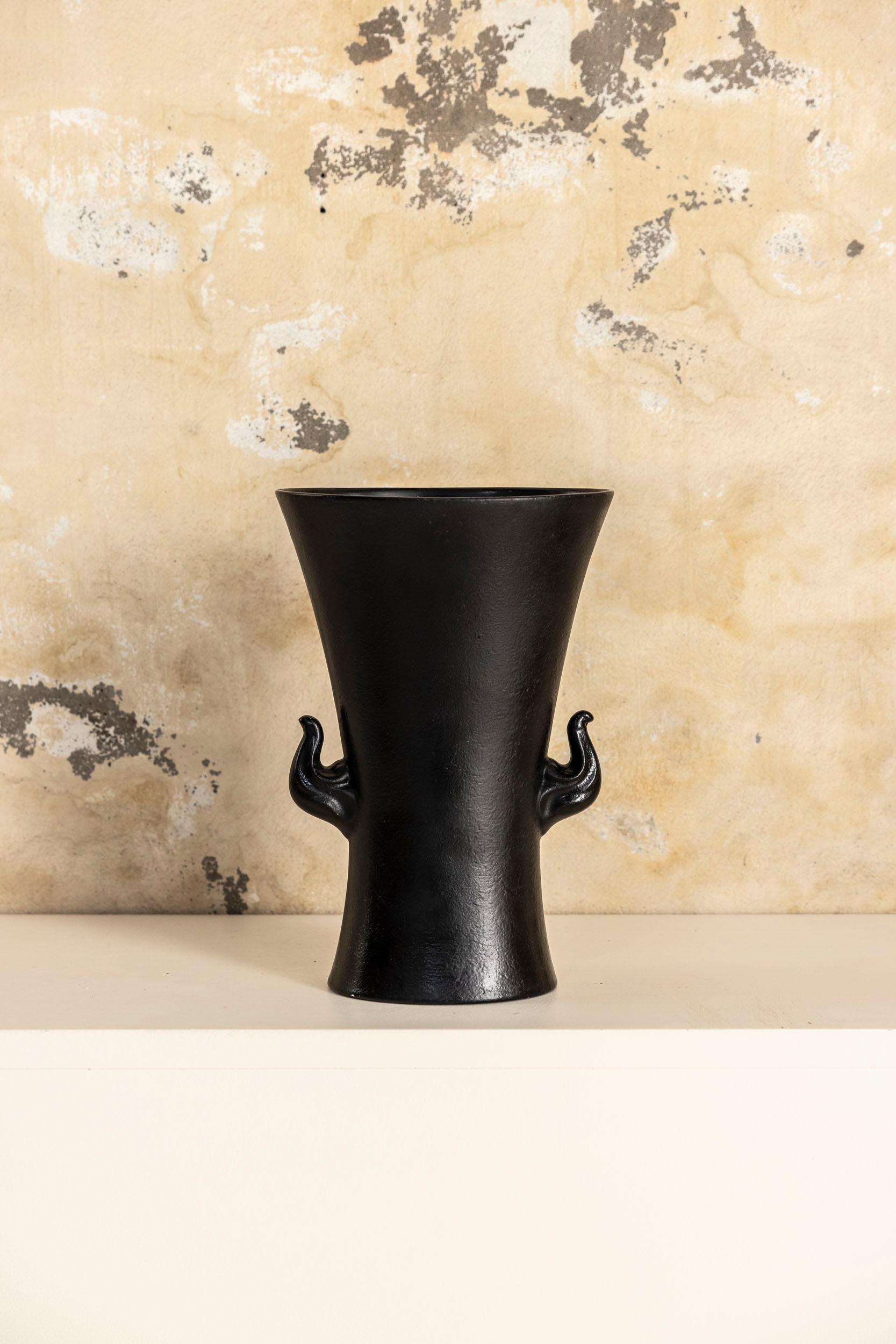 Elegante vaso in ceramica smaltata nera disegnato da Antonia Campi per la Società Ceramica Italiana Laveno, Italia, anni '50 circa. Questo pezzo presenta un design distintivo con due piccole decorazioni a forma di maniglia integrate nella struttura,