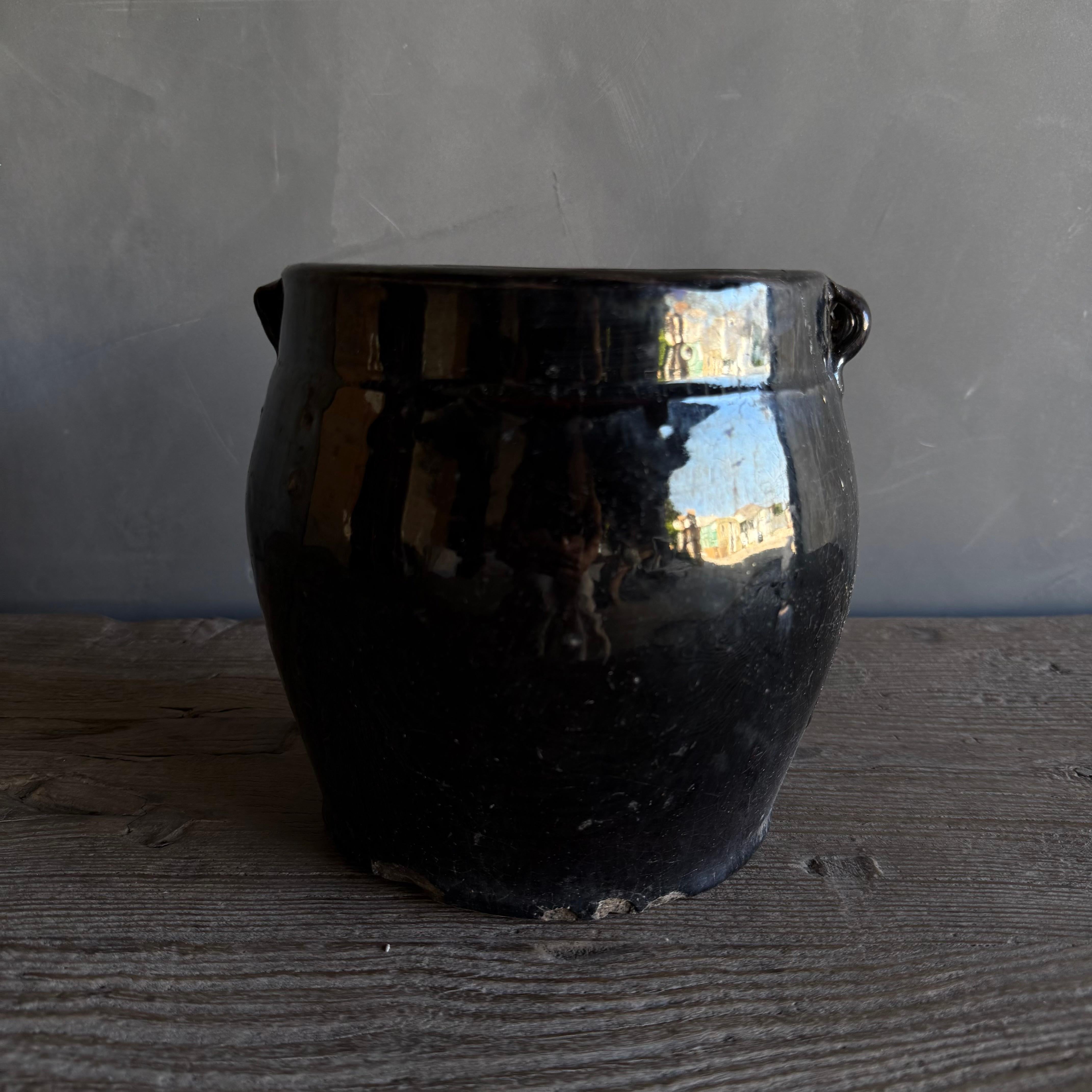 Petite poterie émaillée noire, style wabi sabi avec des imperfections parfaites.
Taille totale : 7.5 