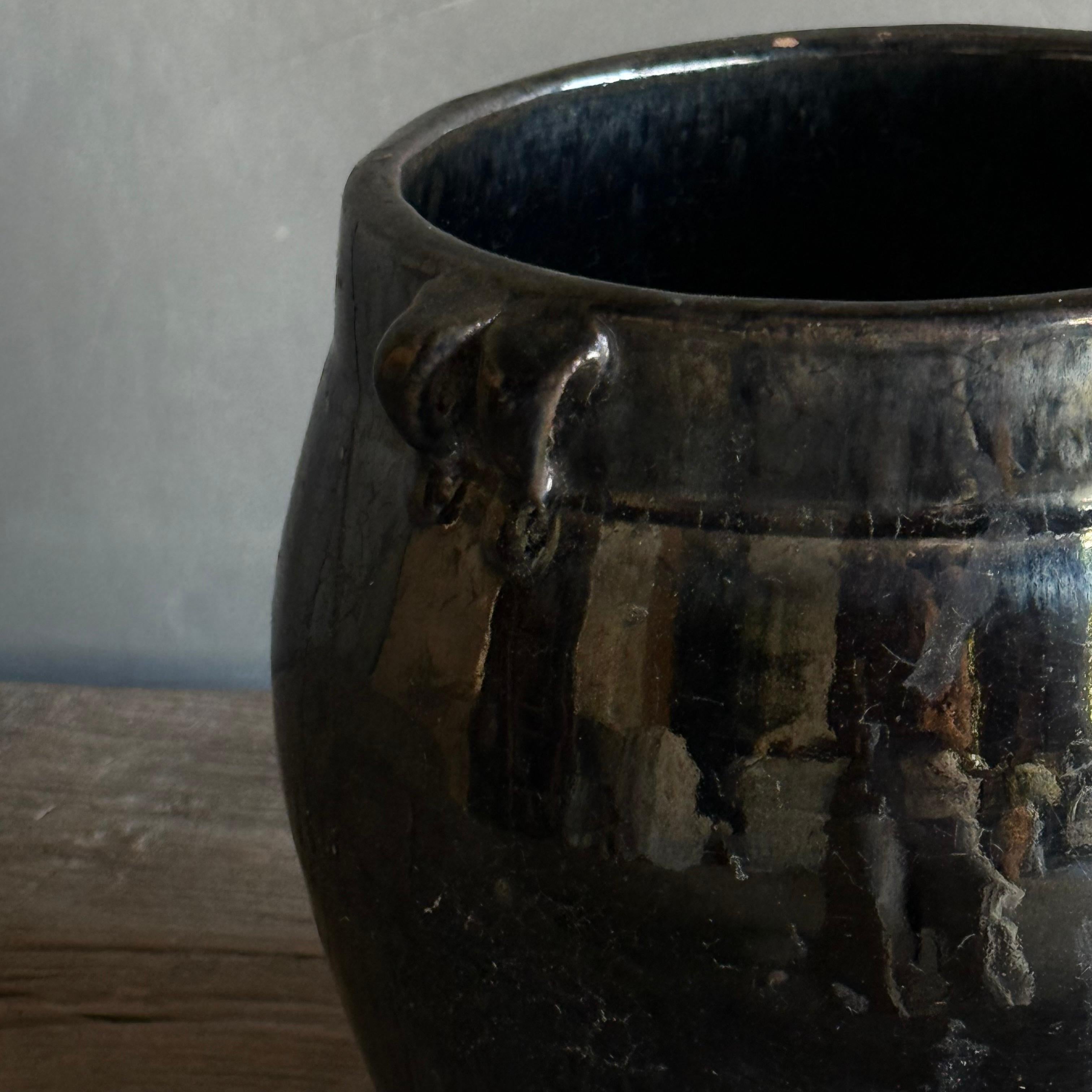 20ième siècle Poterie décorative émaillée noire petit modèle en vente