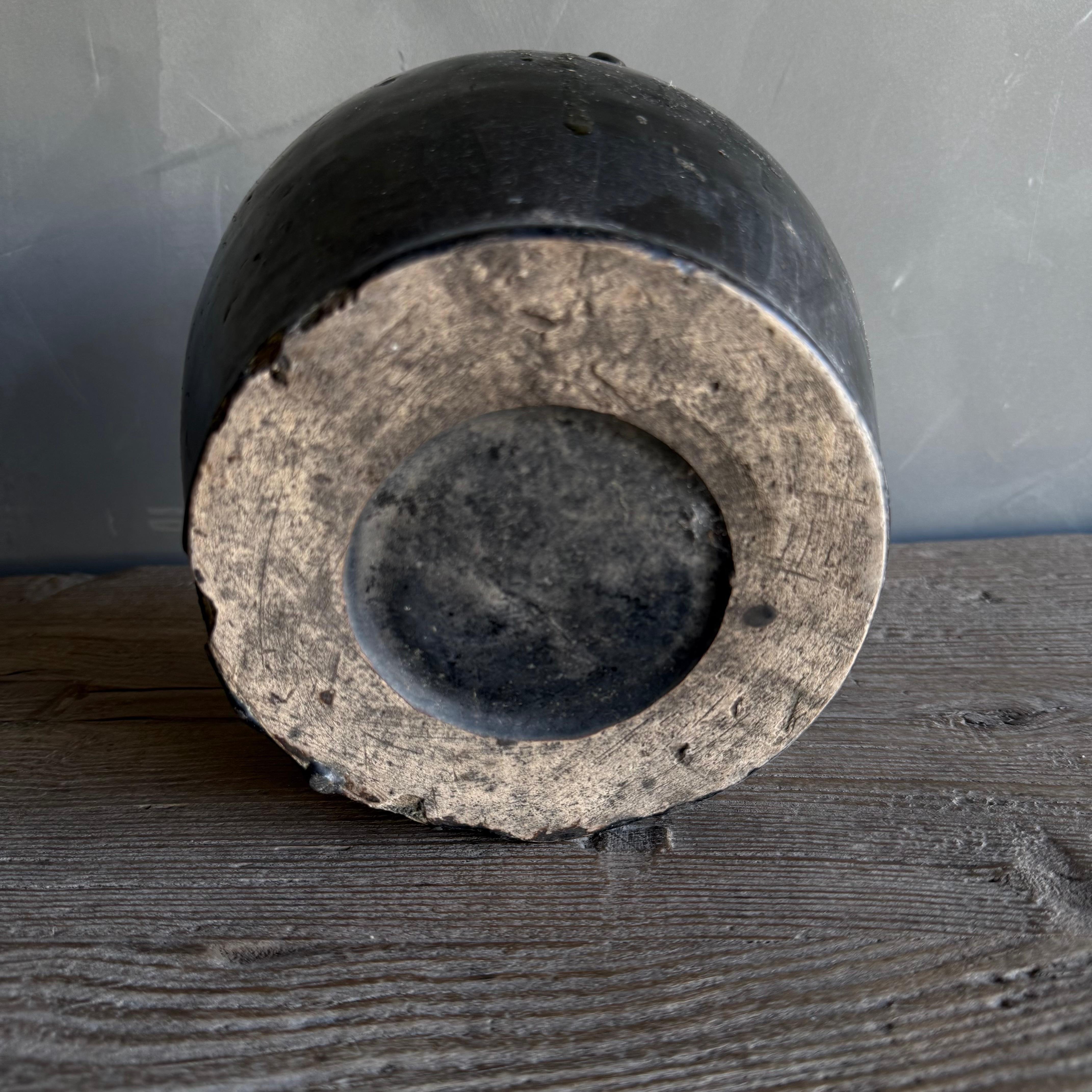 Argile Poterie décorative émaillée noire petit modèle en vente
