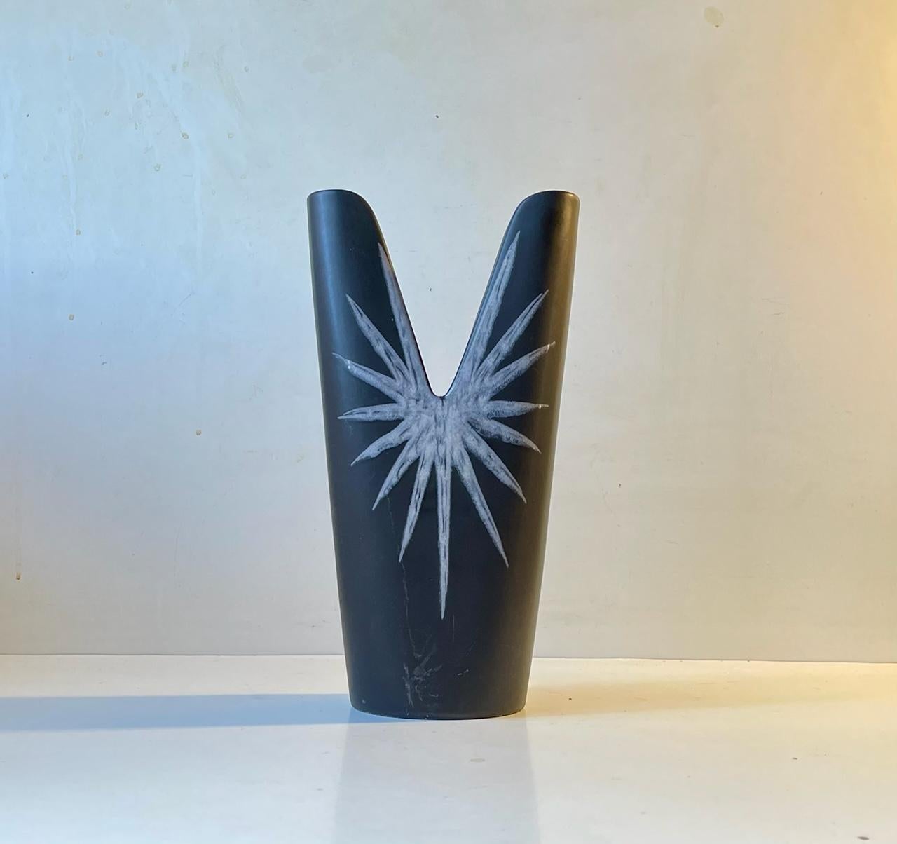 - Large burgundia vase designed by Svend Aage Holm-Sorensen 
- Black main glaze with white star decor by Svend Aage Jensen 
- Manufactured by Søholm in Denmark from 1956
- Fully Signed and numbered to the base. 
- Measurements: Height: 27.5,