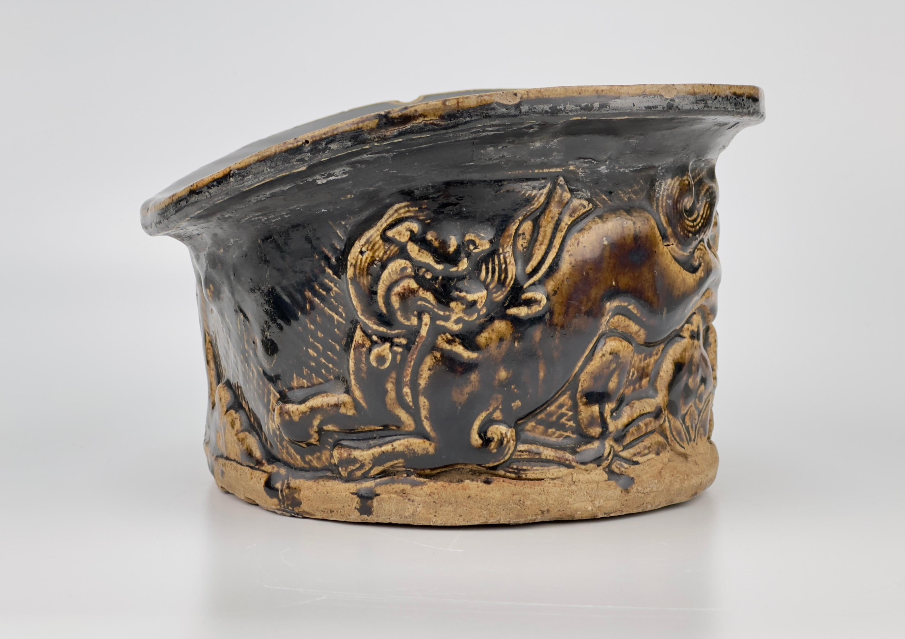 Black-glazed Lion Pillow, Northern Song-Jin Dynasty In Good Condition For Sale In seoul, KR