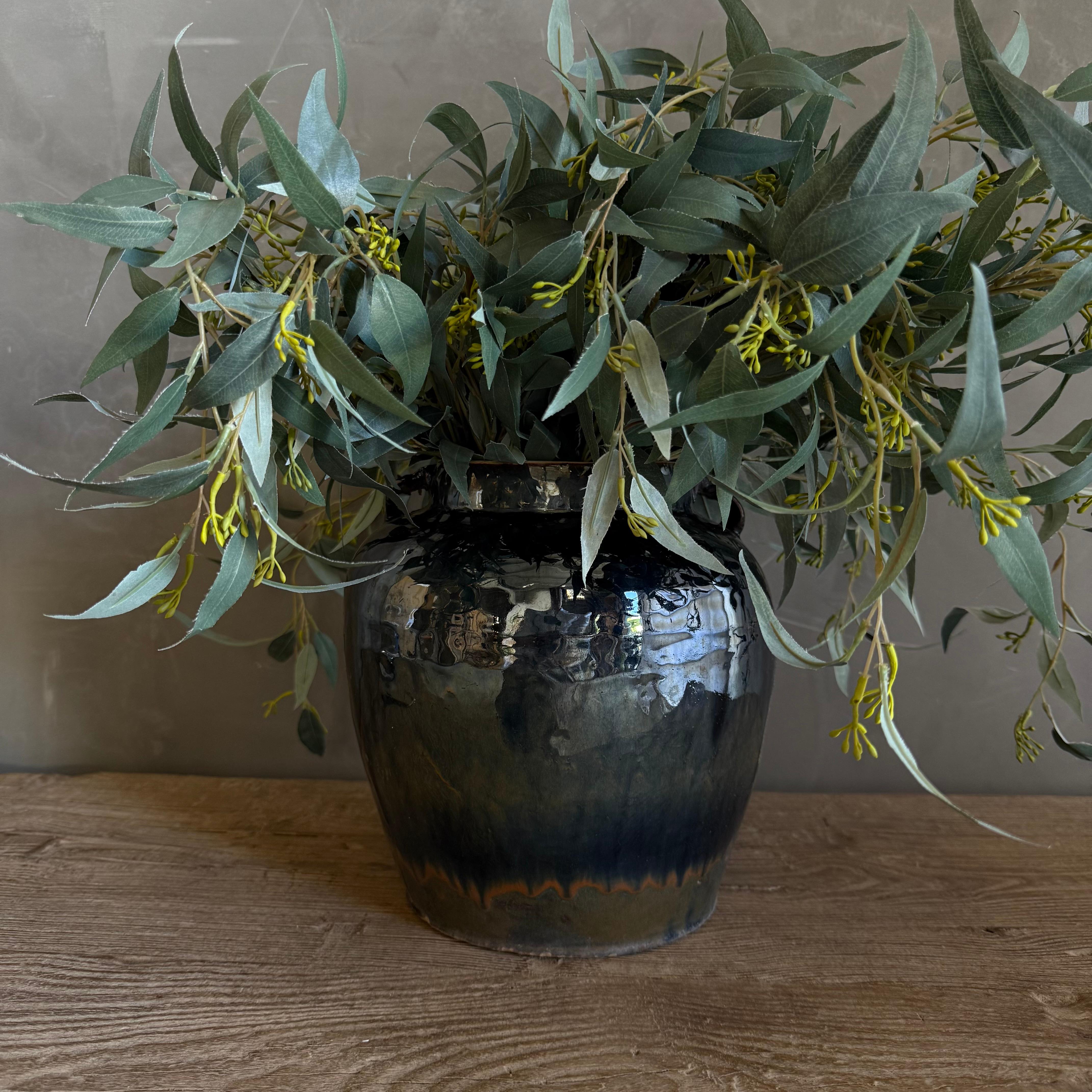 Mittelschwarz glasierte Keramik, wabi sabi Stil mit perfekten Unvollkommenheiten.
Größe 9,5 