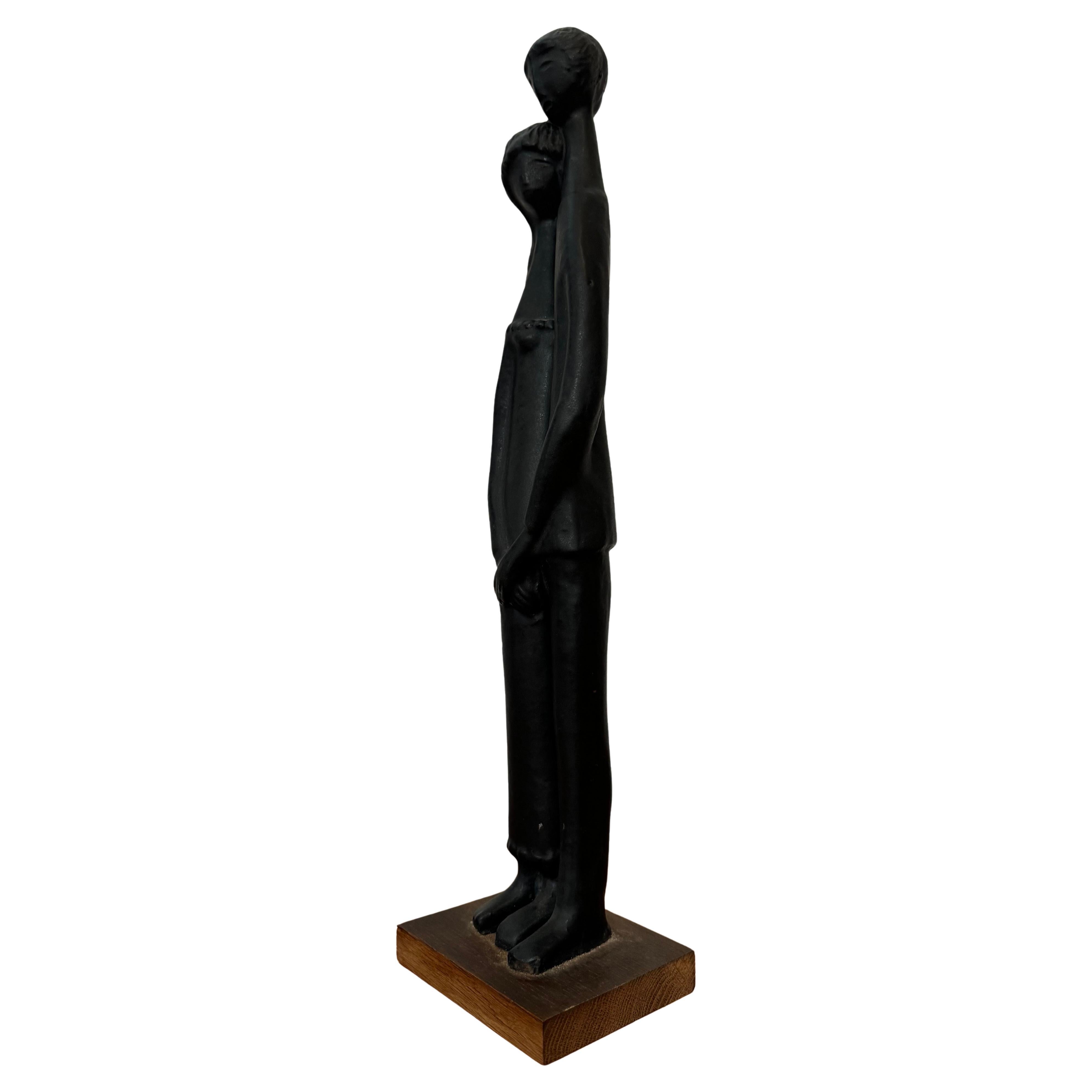Keramische Skulptur von Elie Van Damme für Amphora Belgium, 1960er Jahre. Große brutalistische Keramikskulptur, die einen Jungen und ein Mädchen als Liebespaar darstellt. Glasiert in Schiefer- oder Zinntönen von Schwarz und Dunkelgrau mit einem