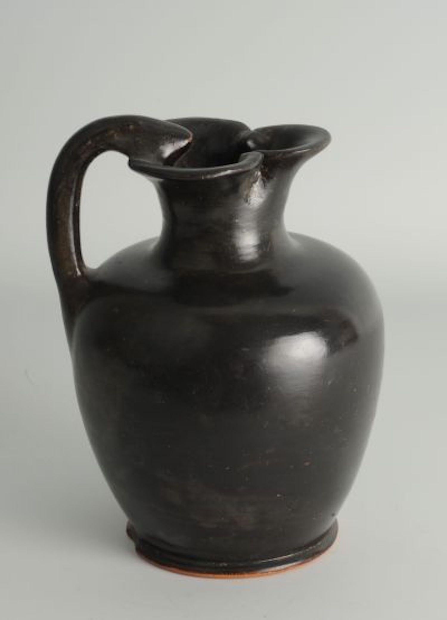 Athens, circa 450 BC.
Fired earthenware.
Height: 11.7 x 8.4 cm

Condition: Small restoration at the spout.

Cf. Agora XII, Pl.5, Nr. 103.
 