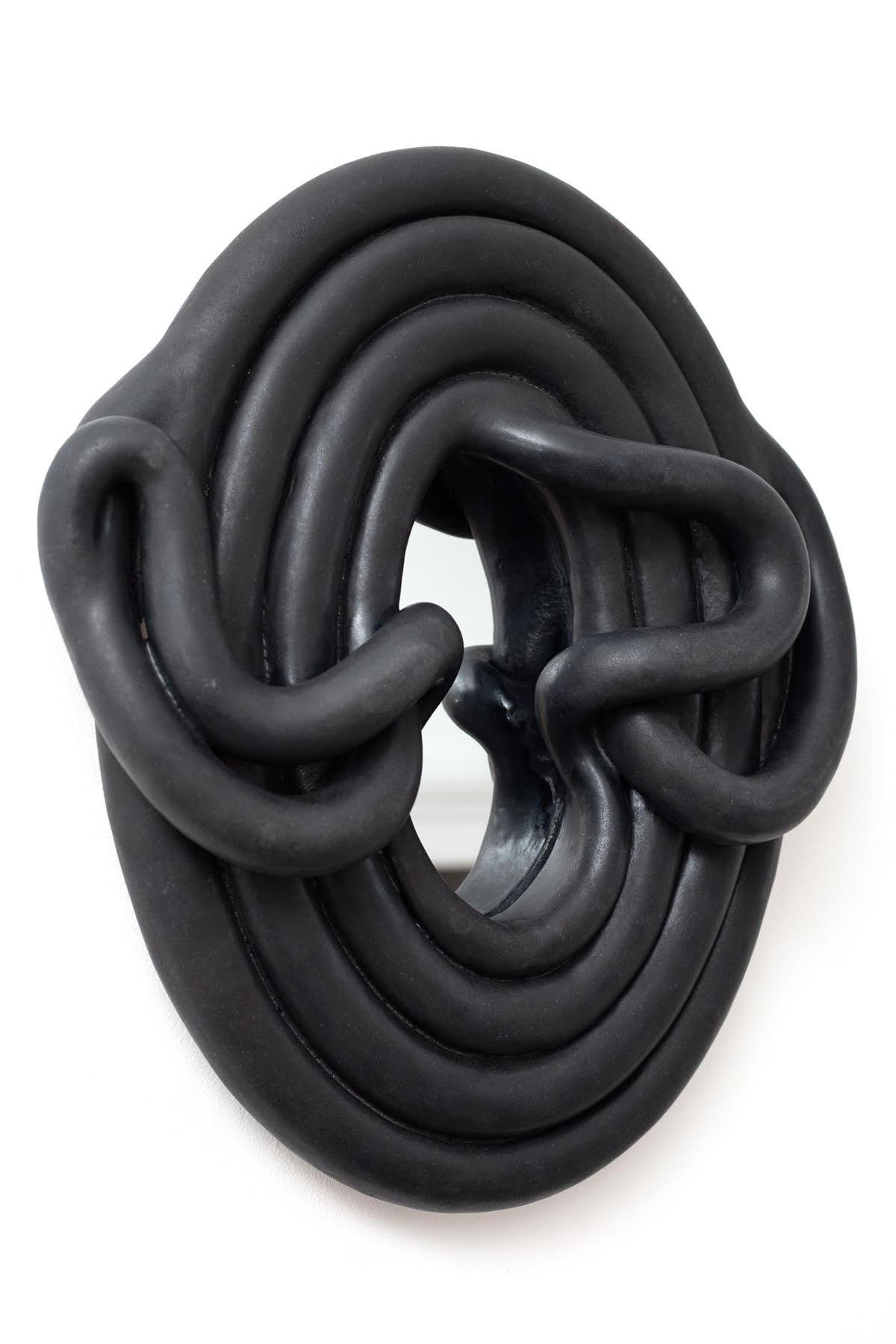 Espejo de gres esmaltado negro de Clémentine Dupré. 
Firma del artista en el reverso. 2023.
H : 16'1 x 13'8 x 3.1' pulgadas.