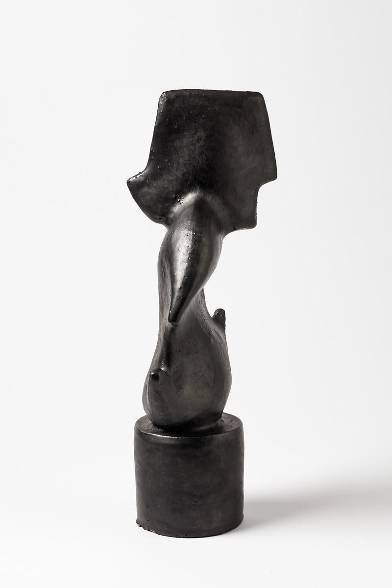 Sculpture en grès émaillé noir de Michel Lanos. 
Signature de l'artiste sous la base. Vers 1980-1990.
H : 19.5' x 6.5' x 8' pouces.
Pièce unique.