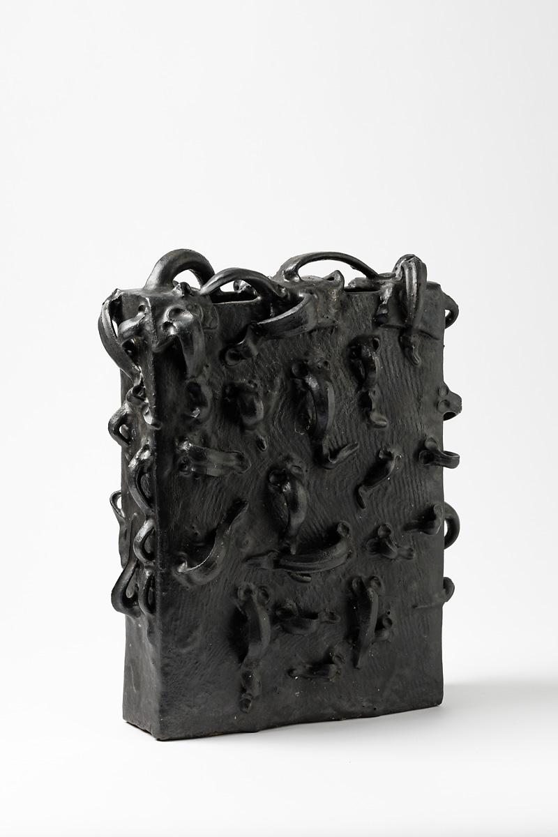 Vaso-scultura in gres smaltato nero di Michel Lanos. 
Firma dell'artista sotto la base. 
Circa 1980-1990.
Pezzo unico.
H. : 18' x 13' x 5'5 pollici.