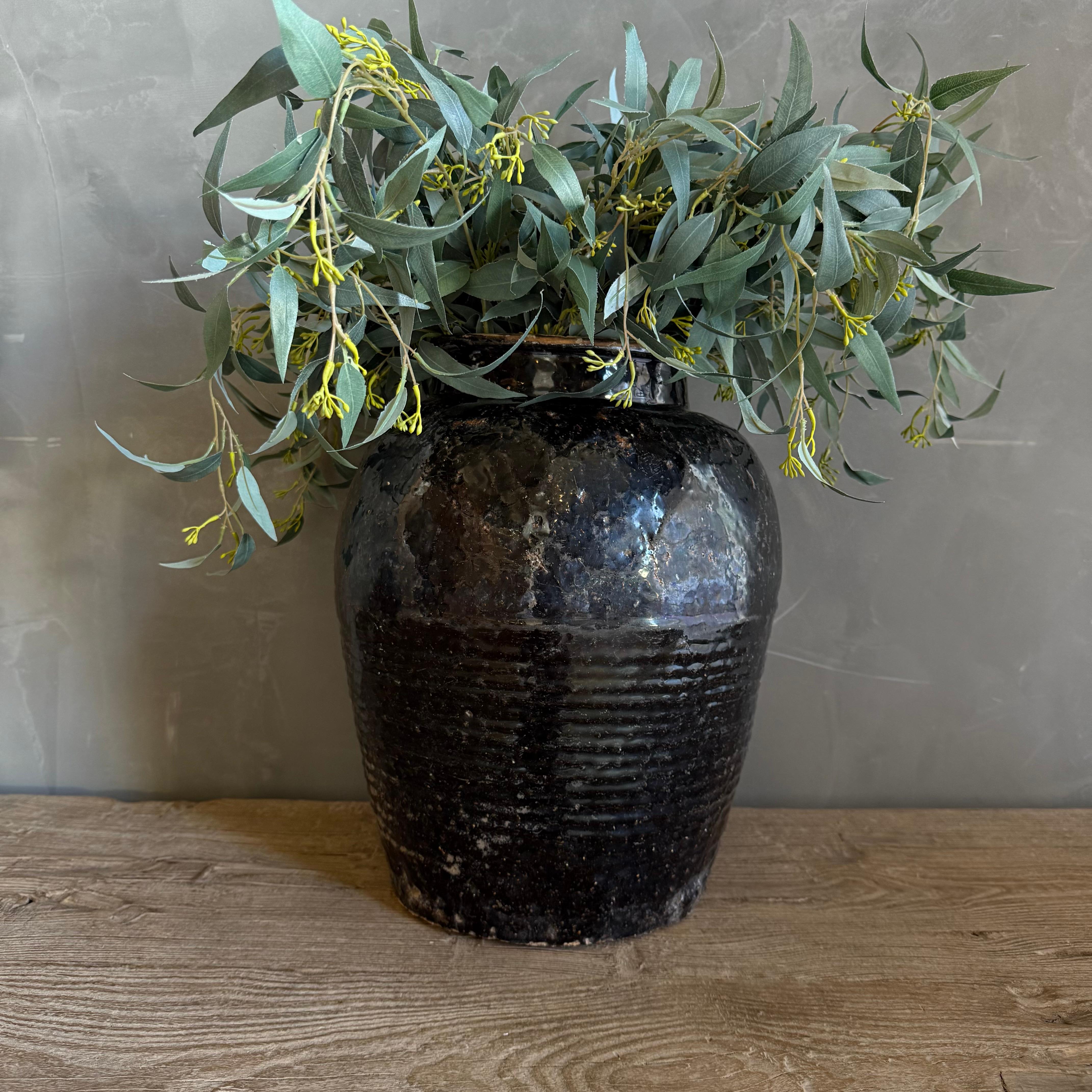 Mittelschwarz glasierte Keramik, wabi sabi Stil mit perfekten Unvollkommenheiten.
Größe: 12 