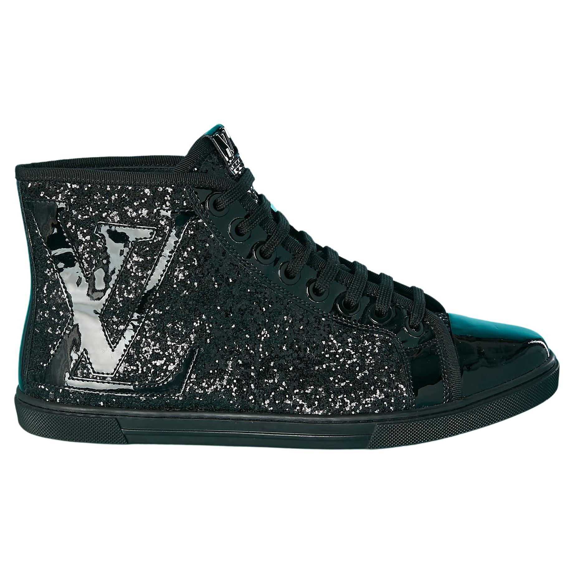 Baskets à paillettes noires en cuir verni noir " LV " Louis Vuitton 600€. en vente