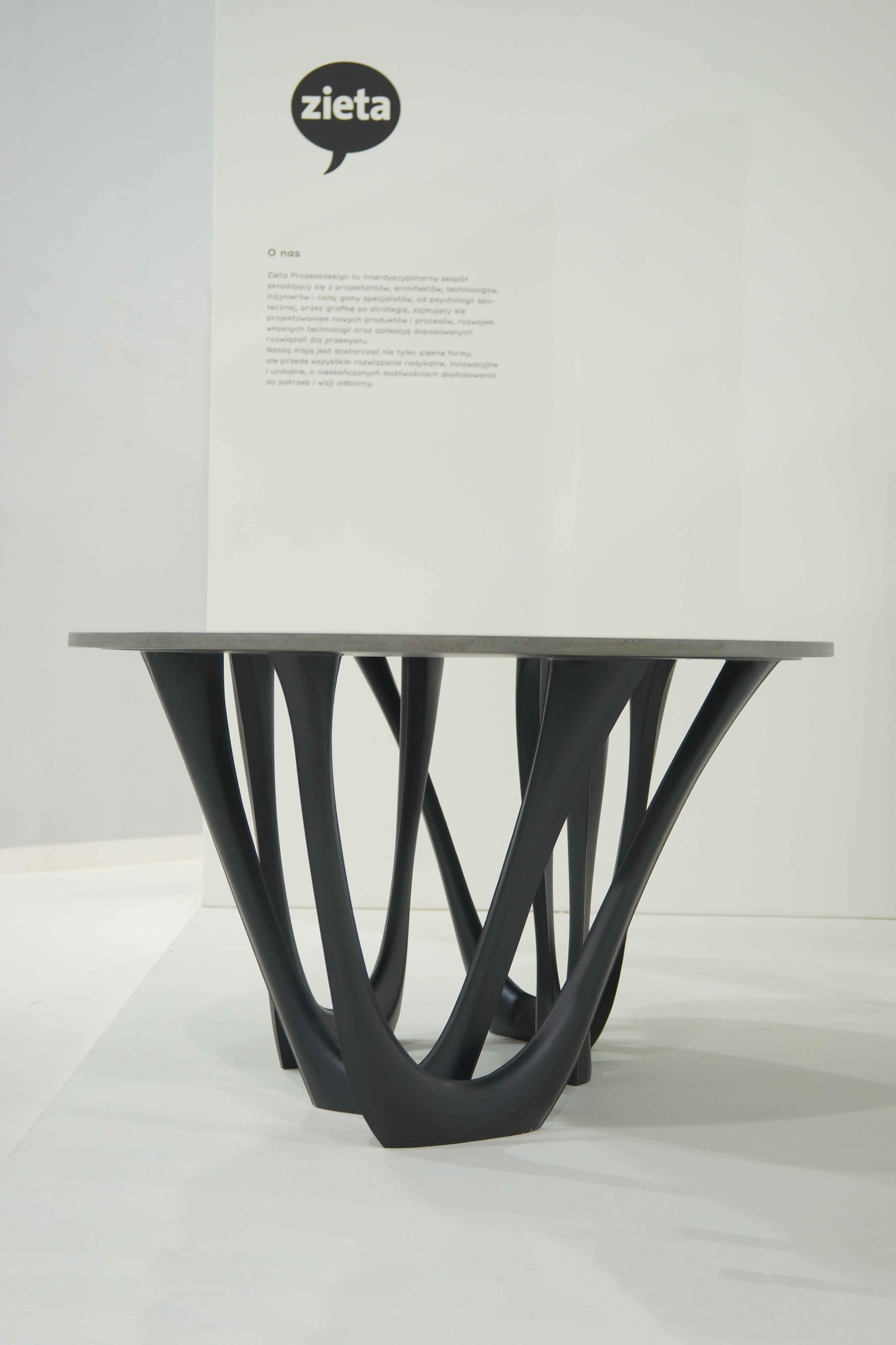 Skulpturaler G-Table aus schwarzem glänzendem Betonstahl von Zieta im Angebot 6