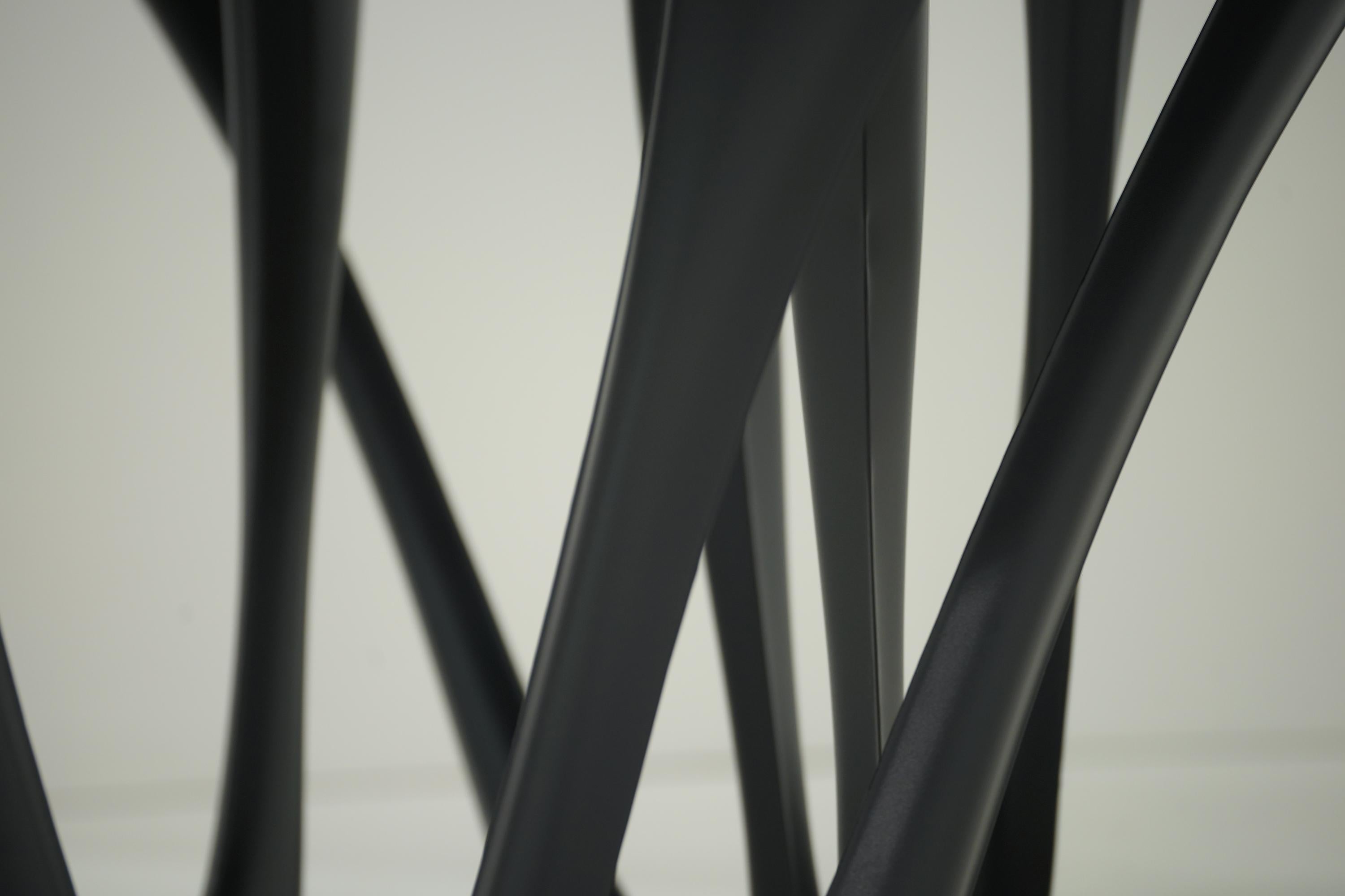 Skulpturaler G-Table aus schwarzem glänzendem Betonstahl von Zieta im Zustand „Neu“ im Angebot in Geneve, CH
