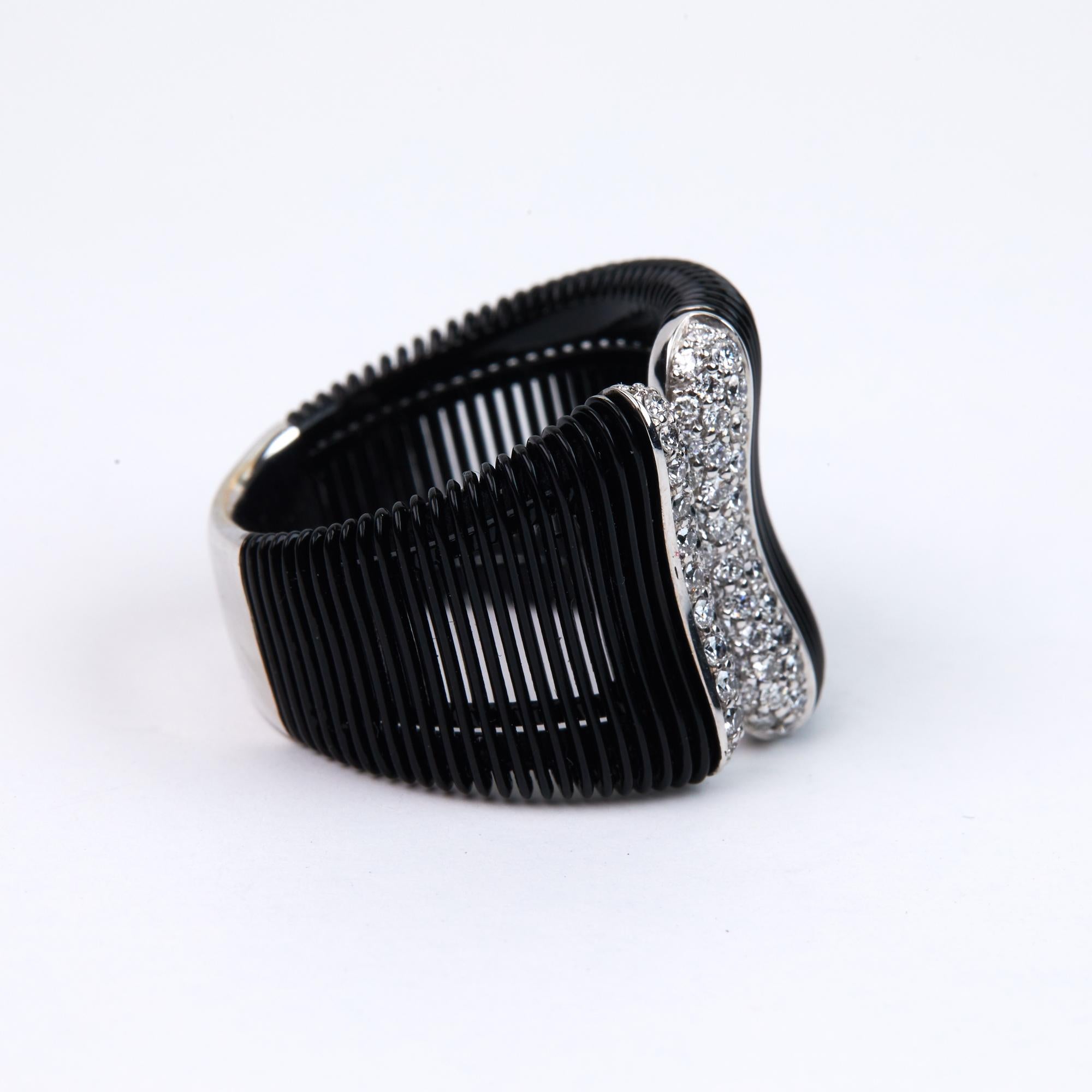 Round Cut Black Gold and Diamond Band Ring For Sale