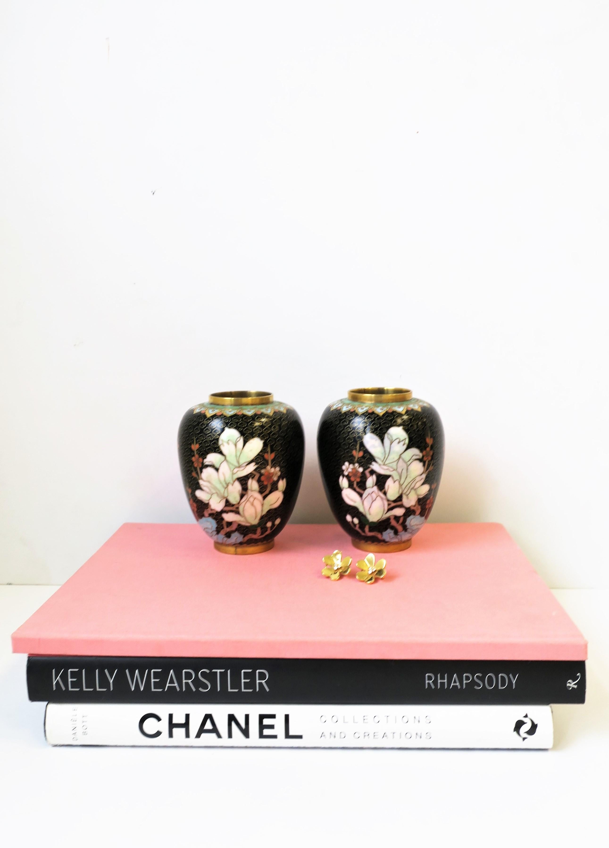 Vases à fleurs en émail cloisonné́ et laiton, or noir et couleurs pastel, paire en vente 7