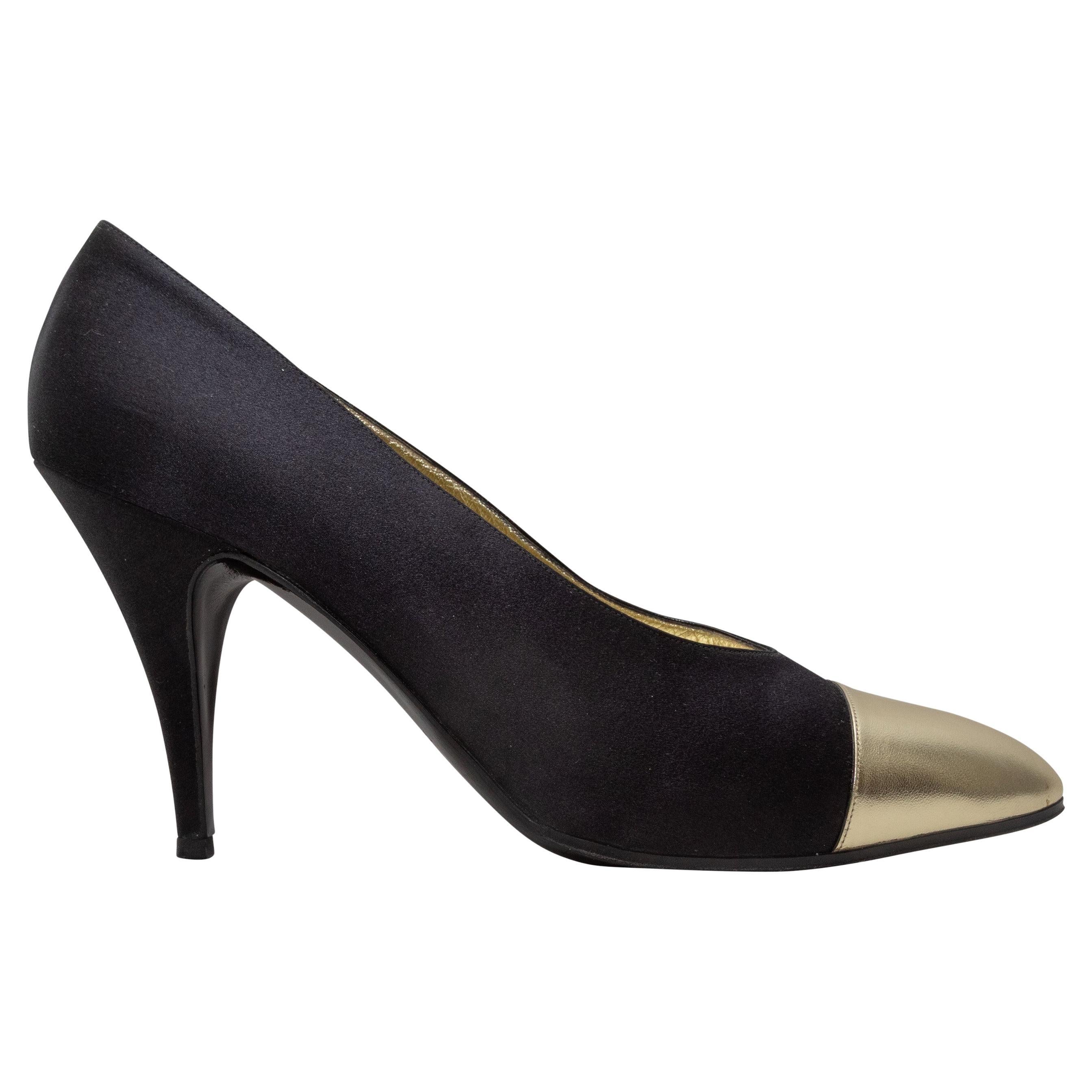 Décolleté a punta Chanel nero e oro taglia 40 in vendita