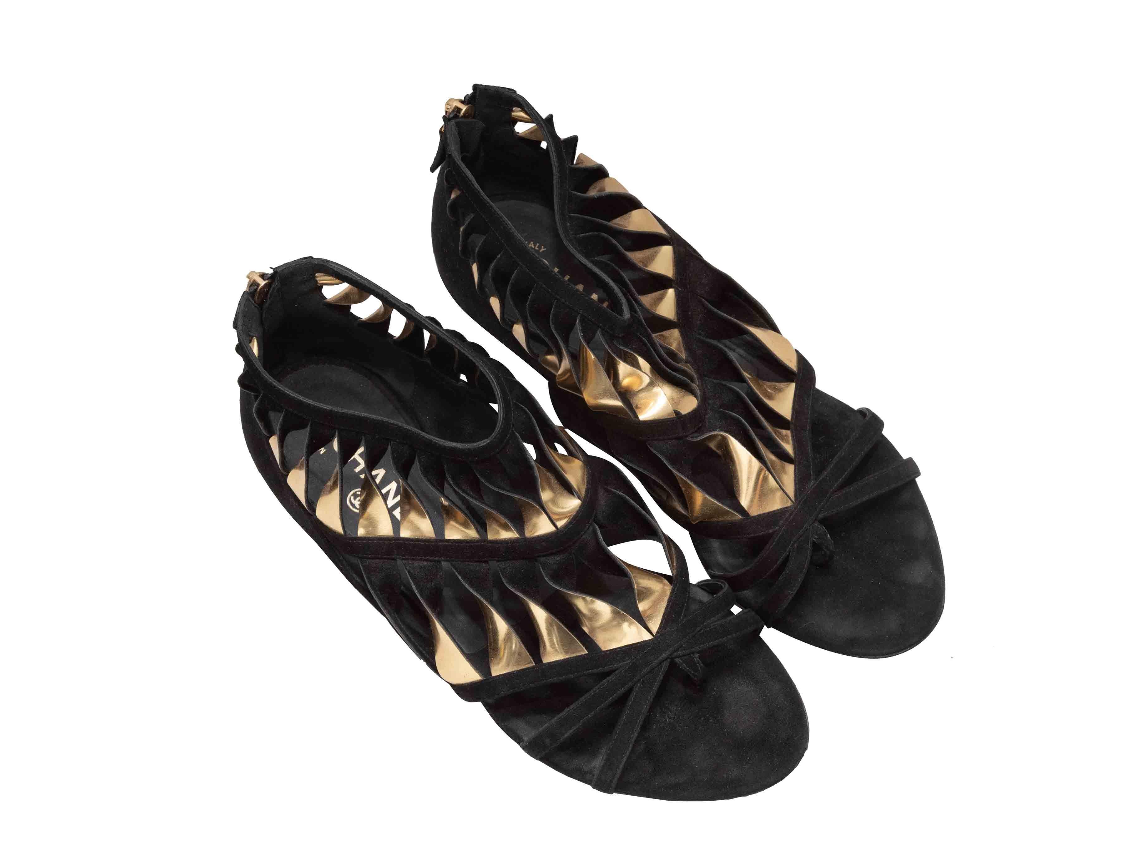 Sandali gladiatore corti in pelle scamosciata nera e oro di Chanel. Chiusura con zip agli sportelli. Altezza del gambo 4