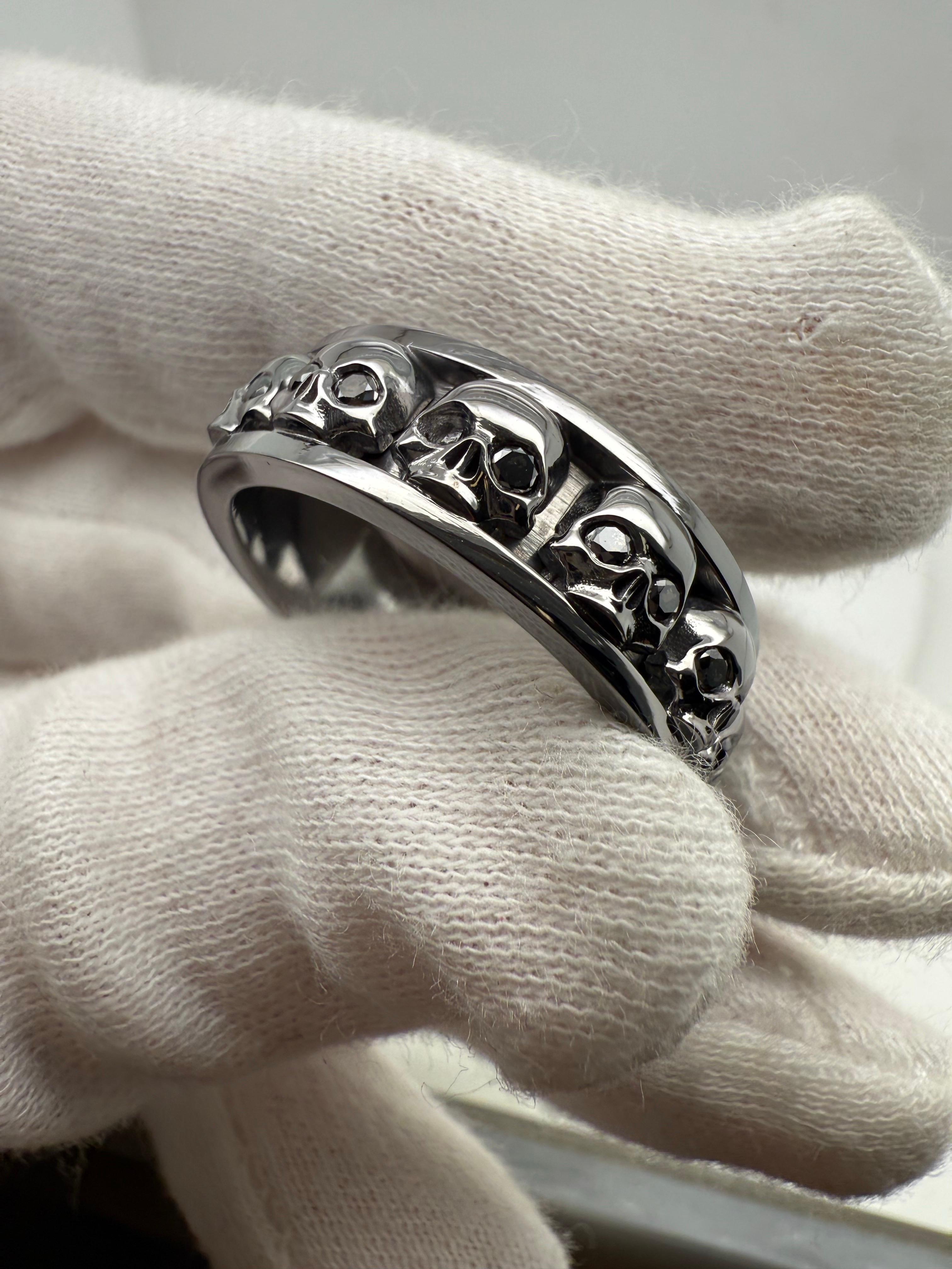 Anillo calavera oro negro 18KT oro talla 9 en Nuevo estado para la venta en Boca Raton, FL