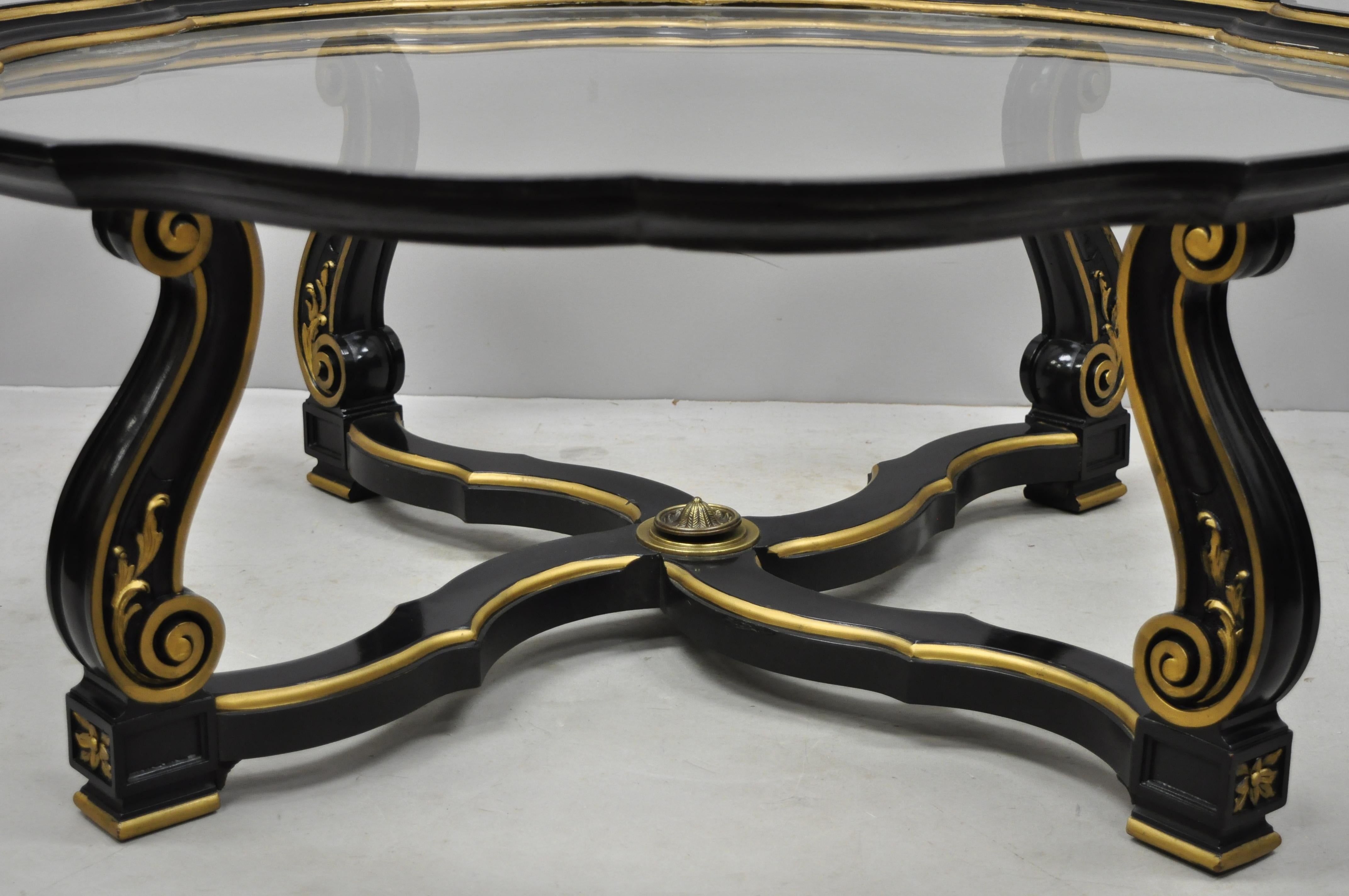 Américain Table basse à plateau Hollywood Regency française en noir et or avec bord festonné en vente