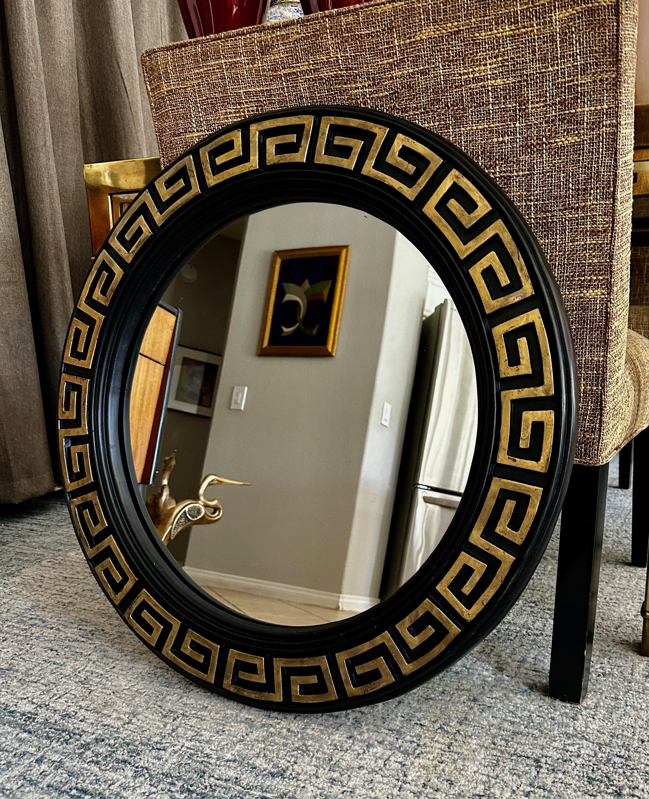 Specchio da parete con chiave greca nera e oro in vendita 1