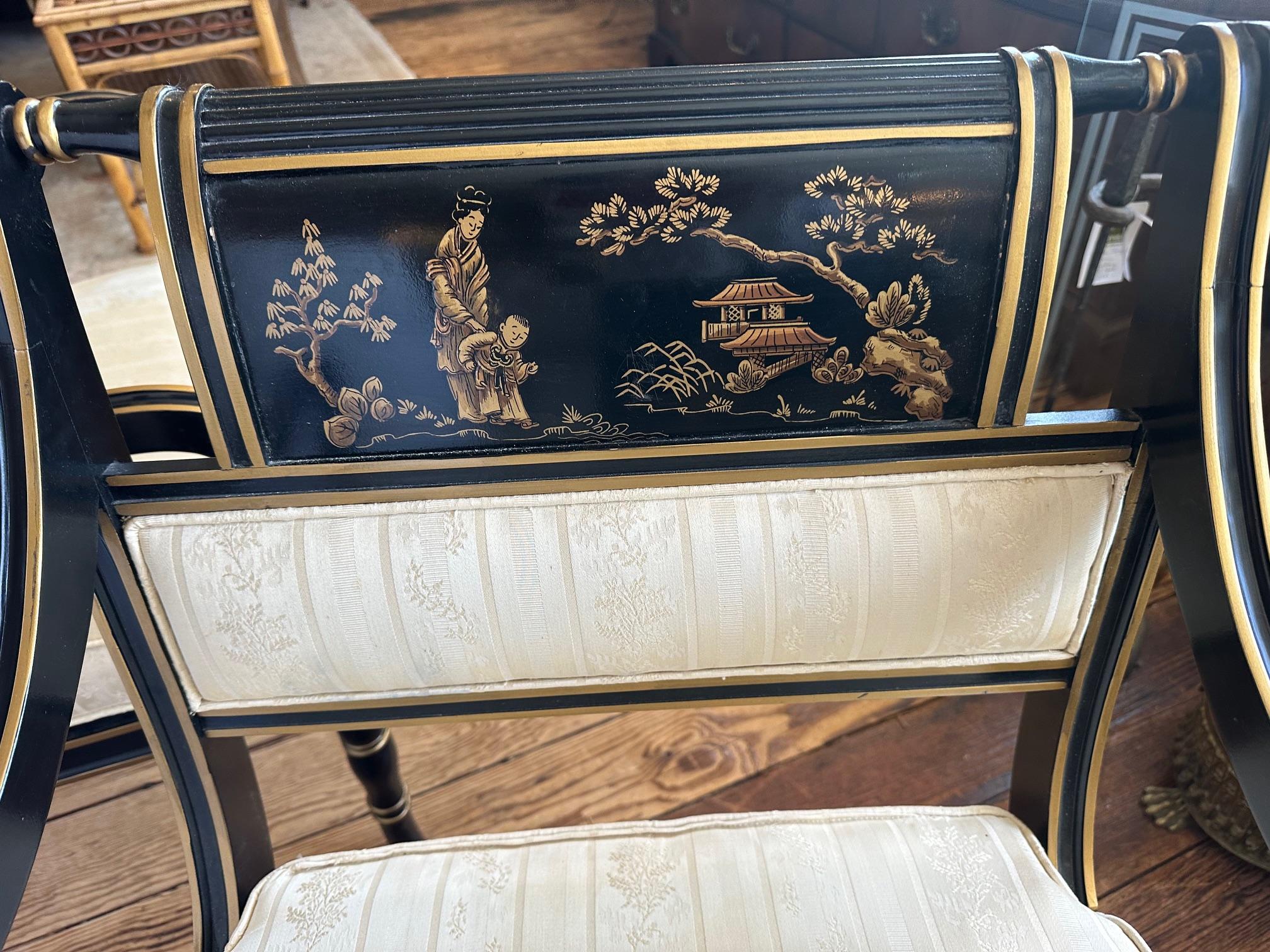 Fauteuils Hollywood Regency noirs et or par Baker en vente 1