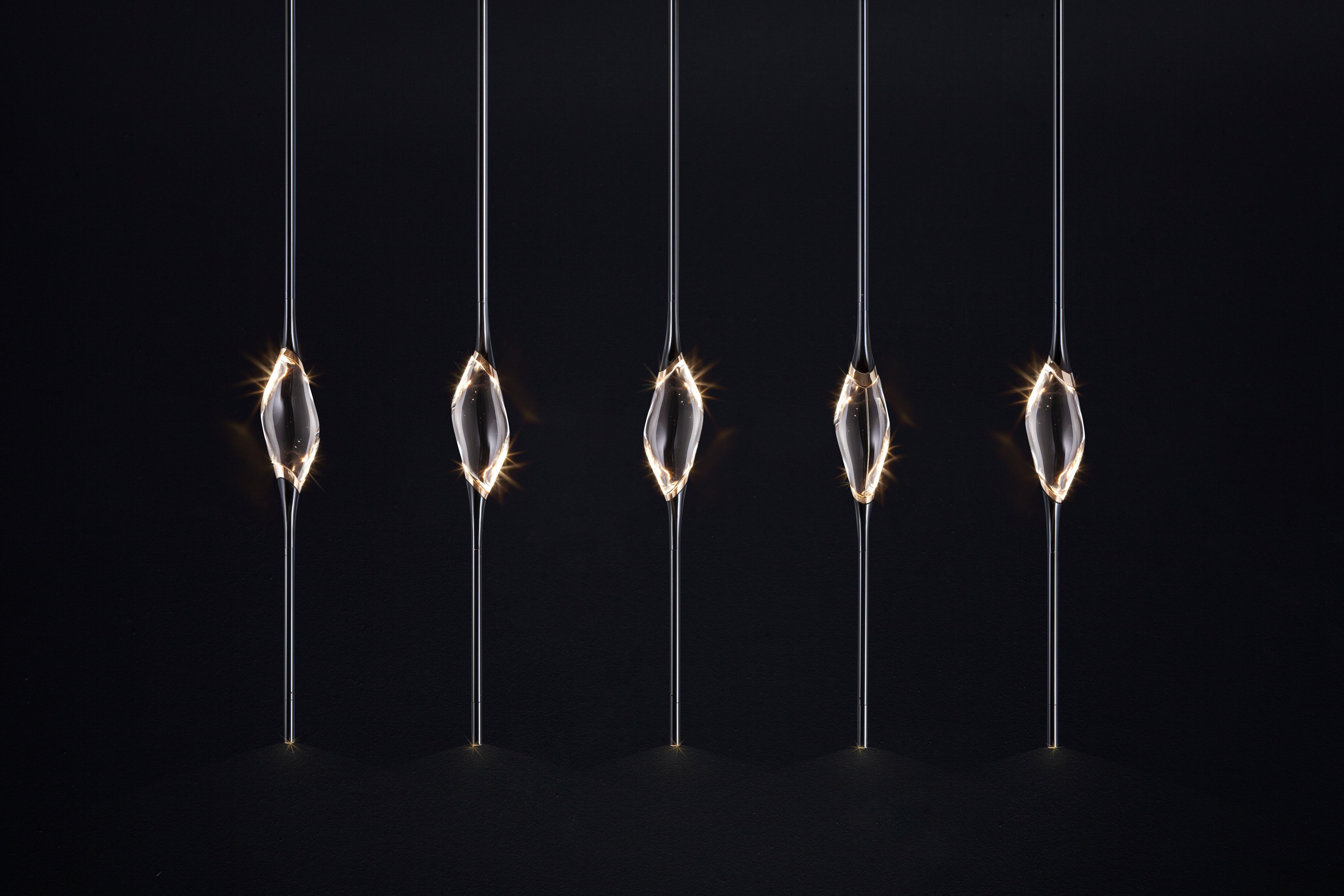 XXI secolo e contemporaneo Lampadario nero + oro Il Pezzo 12 Long di Il Pezzo Mancante in vendita