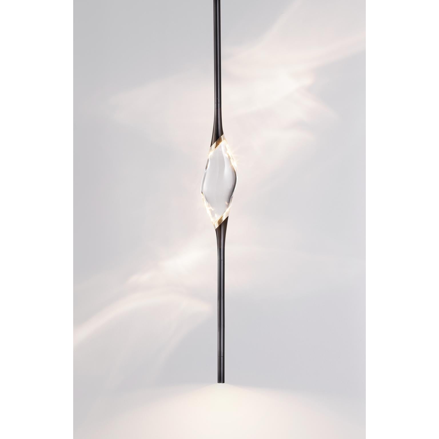 Lampada a sospensione Black + Gold Il Pezzo 12 di Il Pezzo Mancante
Dimensioni:  D. 9,5 x H. 120 cm
Materiali: Cristallo massiccio.
Peso: 4 kg. 

Disponibile anche in diverse finiture: bronzo, ottone satinato, oro, nichel, nero/oro. 

Il Pezzo