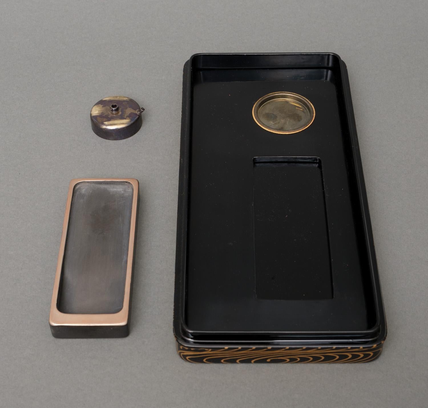 Japanese Lacquer Suzuribako 硯箱 'Writing Box' by Hattori Toshio 服部俊夫 '1943' In Good Condition For Sale In Amsterdam, NL
